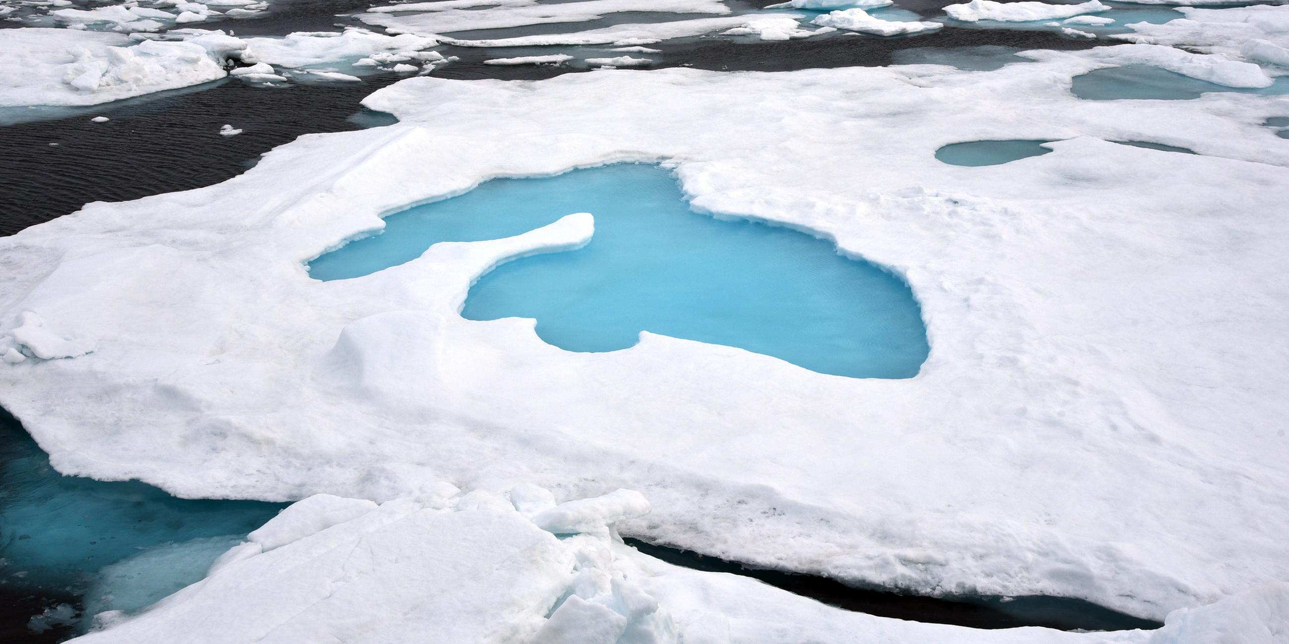 Archiv: Die Eisdecke auf dem Arktischen Ozean nahe dem Nordpol