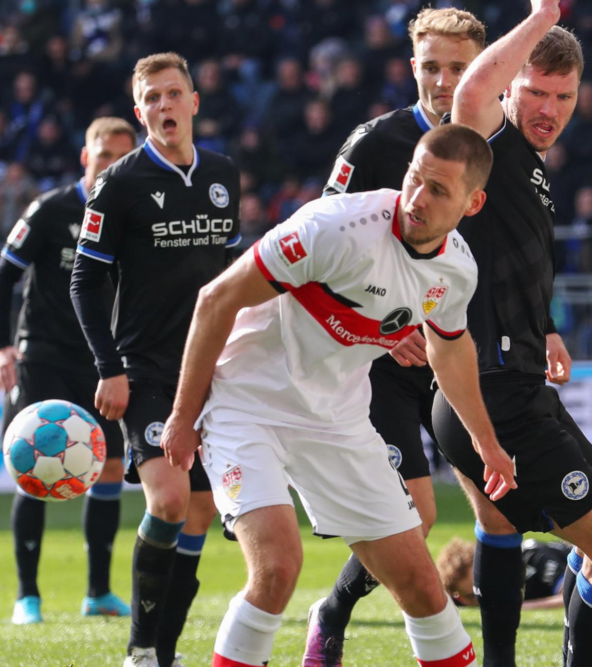 02.04.2022, Nordrhein-Westfalen, Bielefeld: Fußball: Bundesliga, Arminia Bielefeld - VfB Stuttgart, 28. Spieltag in der Schüco-Arena. Bielefelds Fabian Klos (2.v.r.) im Kampf um den Ball mit Stuttgarts Waldemar Anton (4.v.l.) direkt vor dem Tor.