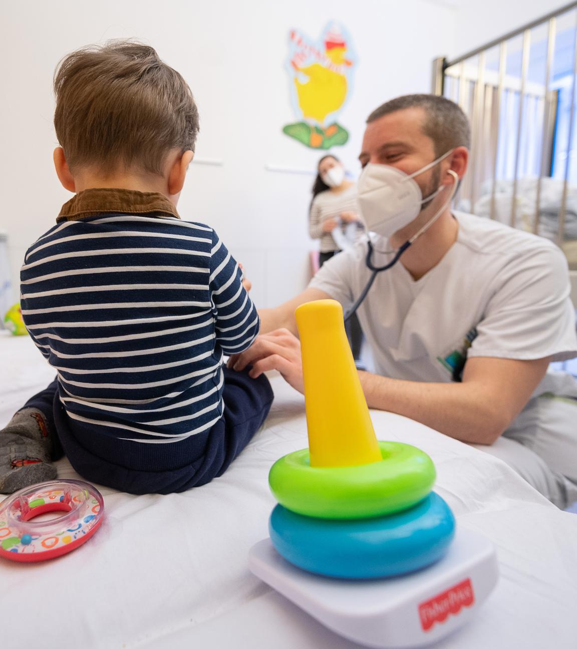 Baden-Württemberg, Stuttgart: Ein Arzt untersucht in einer Kinderklinik ein Kind.