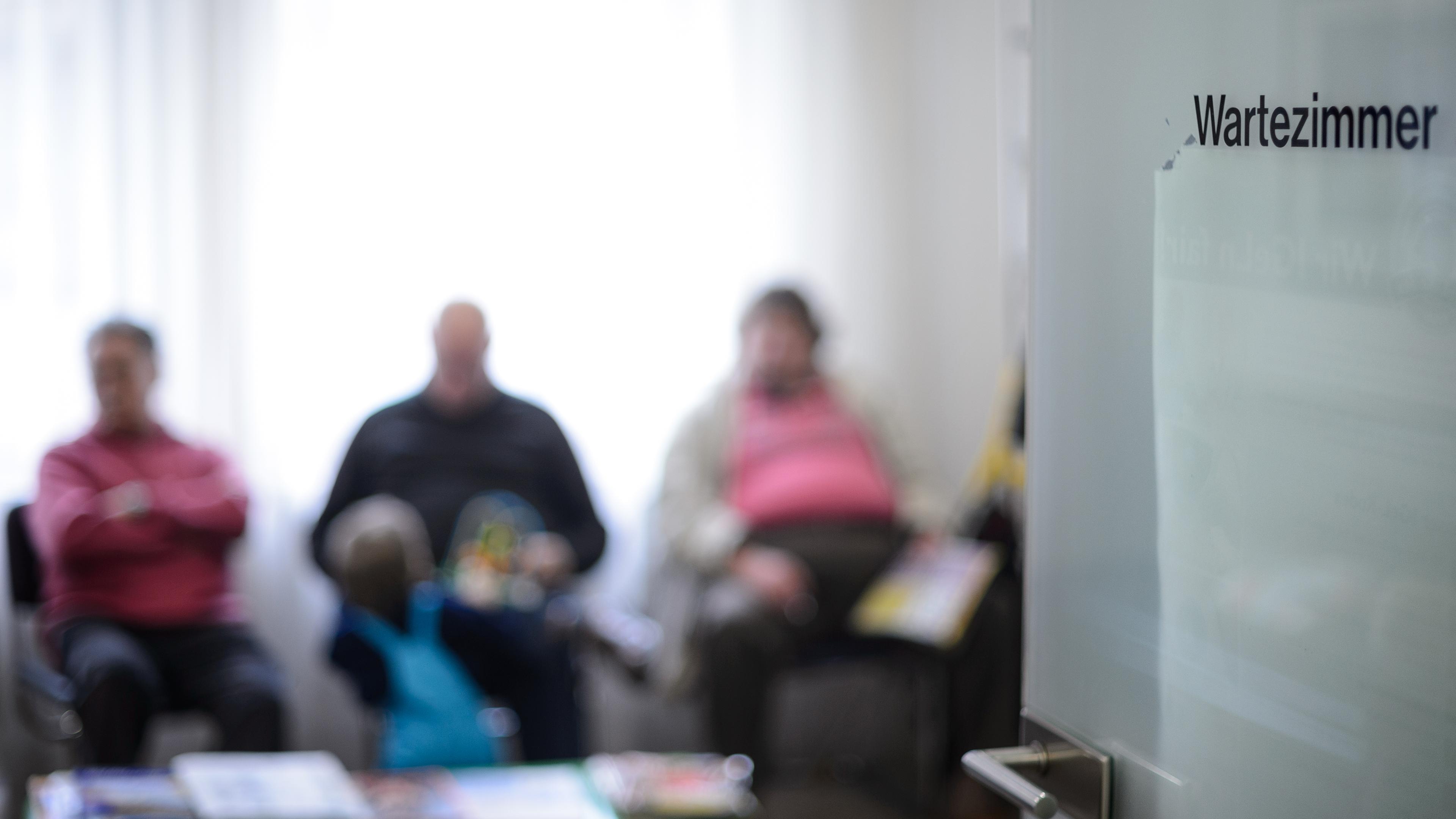 Patienten warten im Wartezimmer einer Arztpraxis in Stuttgart.