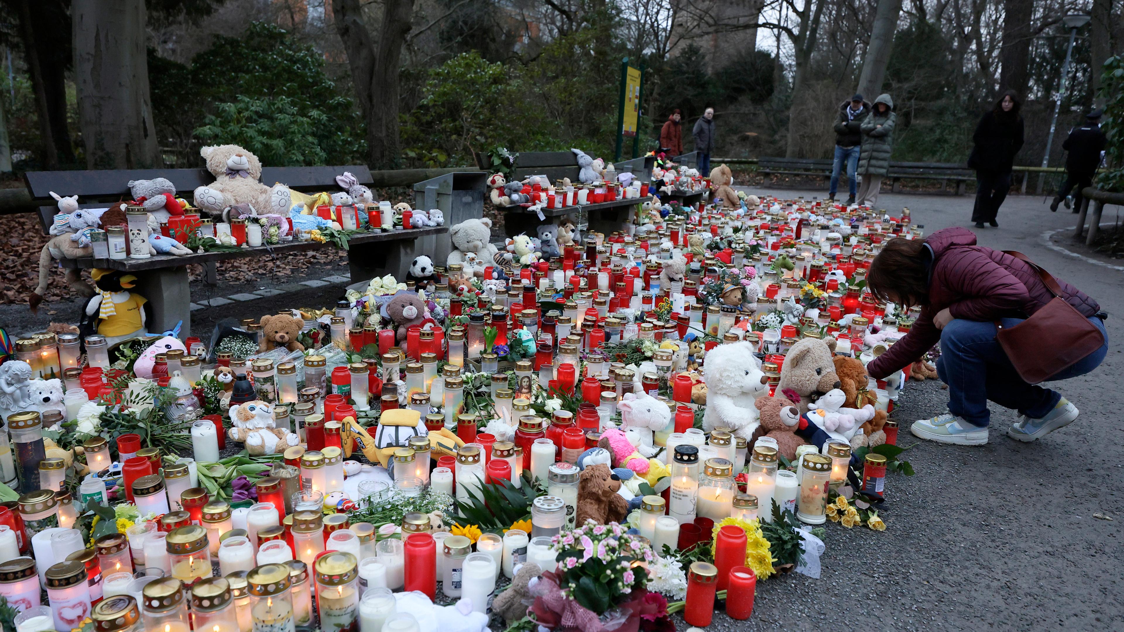  Menschen legen Blumen und Kerzen am Tatort eines Messerangriffs in einem Park in Aschaffenburg, Deutschland, ab, 26. Januar 2025.