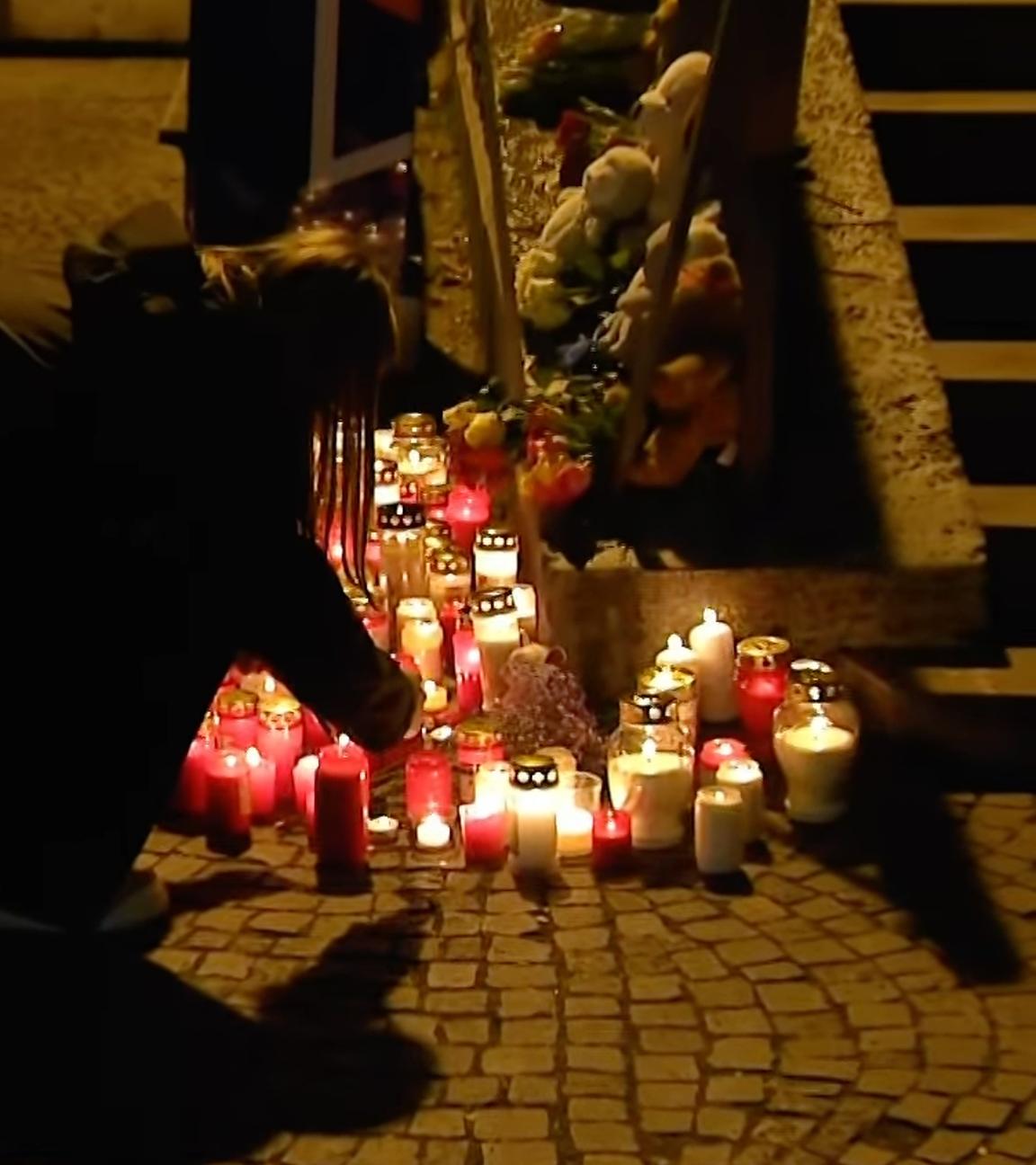 Screenshot aus Video: Gedenken in Aschaffenburg nach Messerangriff vom 22.01.2025