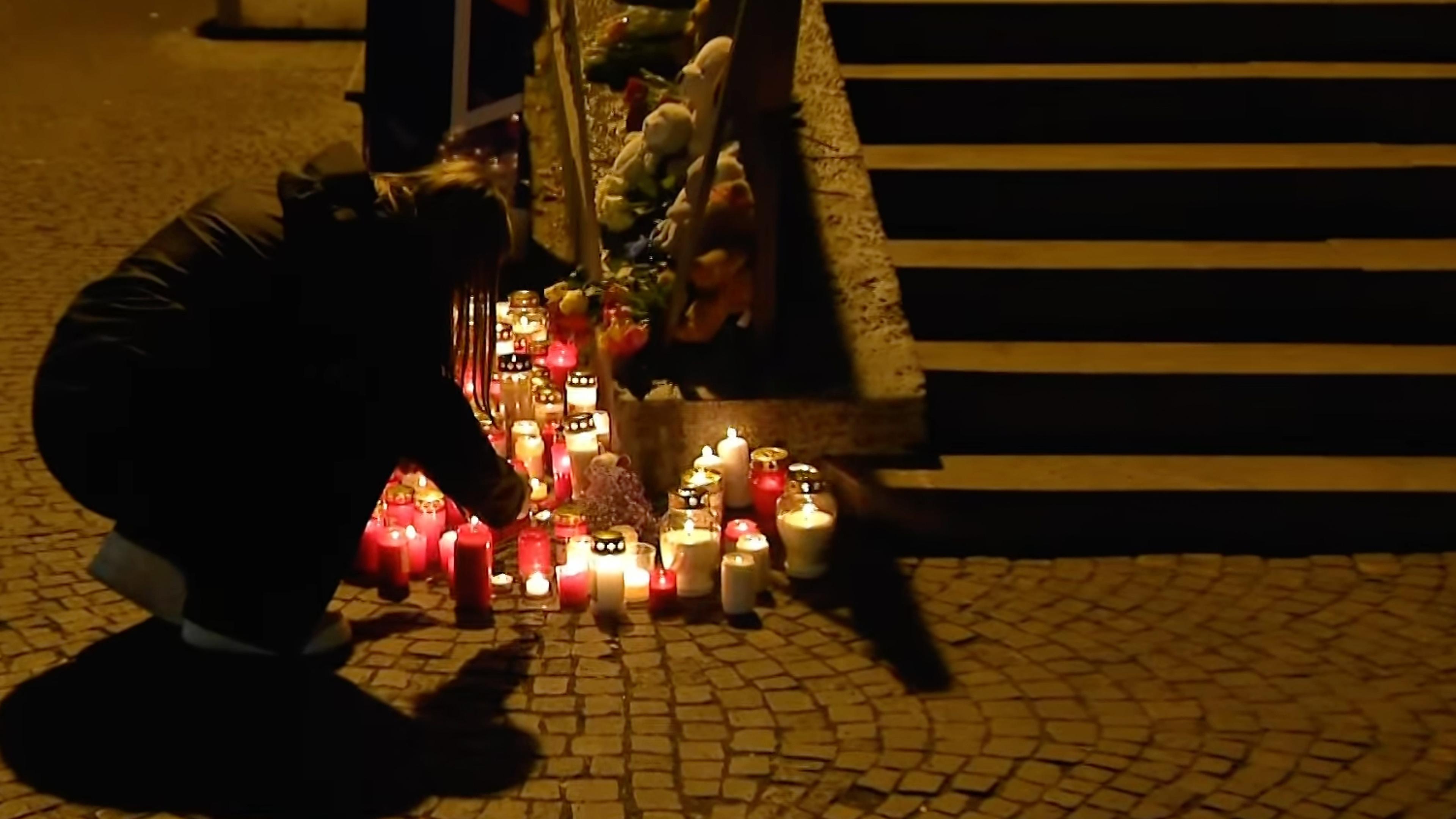 Screenshot aus Video: Gedenken in Aschaffenburg nach Messerangriff vom 22.01.2025