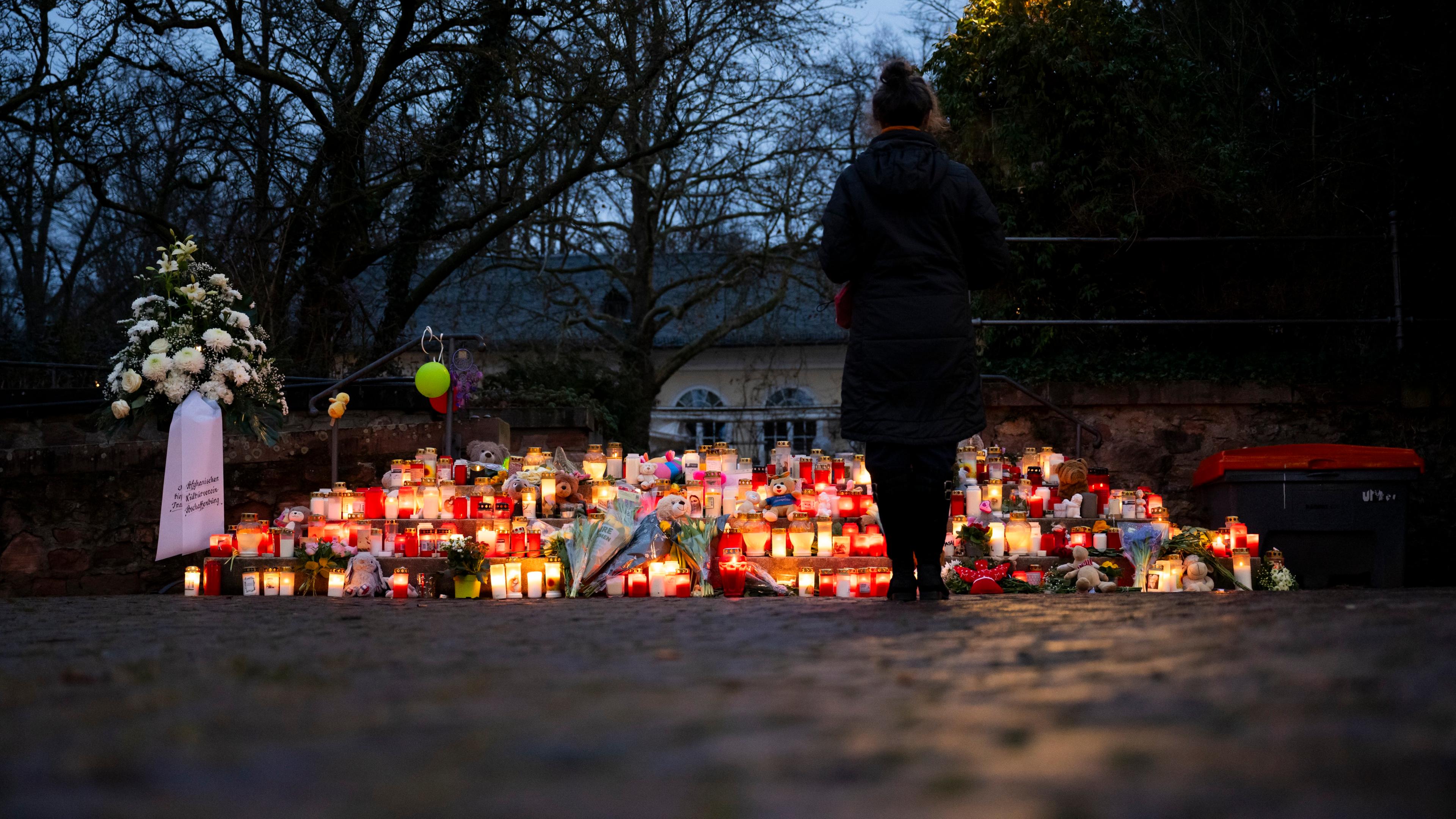 Kerzen in Gedenken an die Opfer Aschaffenburgs