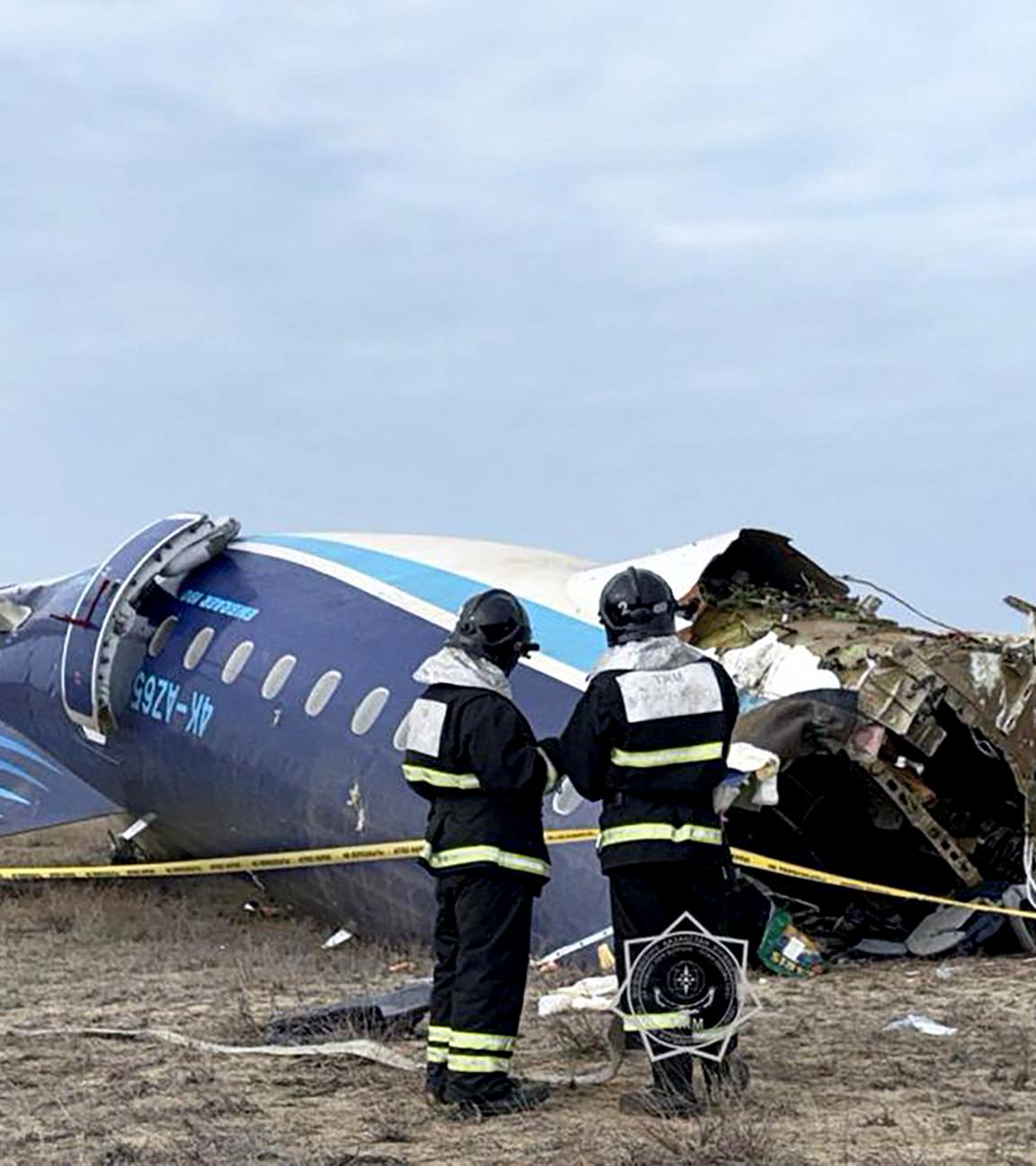 Notfallspezialisten an der Absturzstelle eines Passagierflugzeugs in Kasachstan