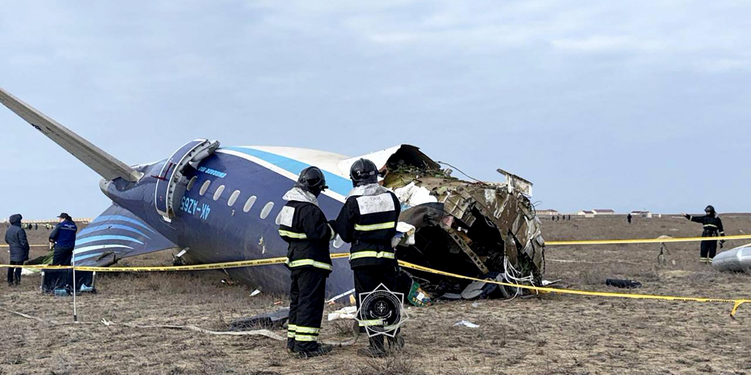 Notfallspezialisten an der Absturzstelle eines Passagierflugzeugs in Kasachstan