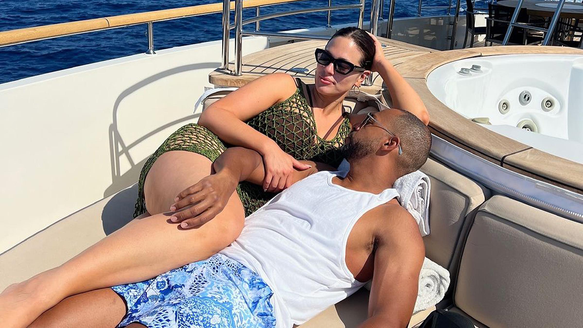 Ihre Zweisamkeit genießt Ashley Graham mit Ehemann Justin auf einer Yacht vor Korfu. Ihr Urlaubsmotto könnte wohl lauten: an meine Haut lasse ich nur Sonne und meinen Liebsten. (25.06.2024)