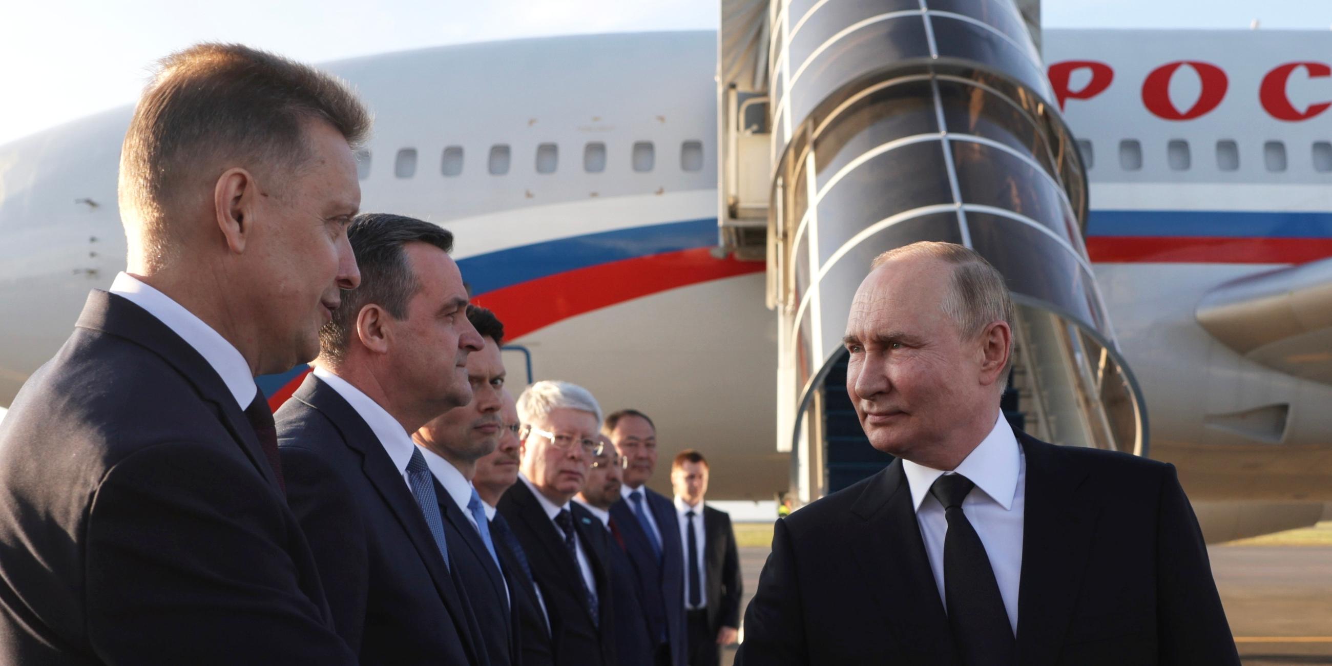 Putin beim Handschlag auf dem Flughafen in Astana (Kasachstan).