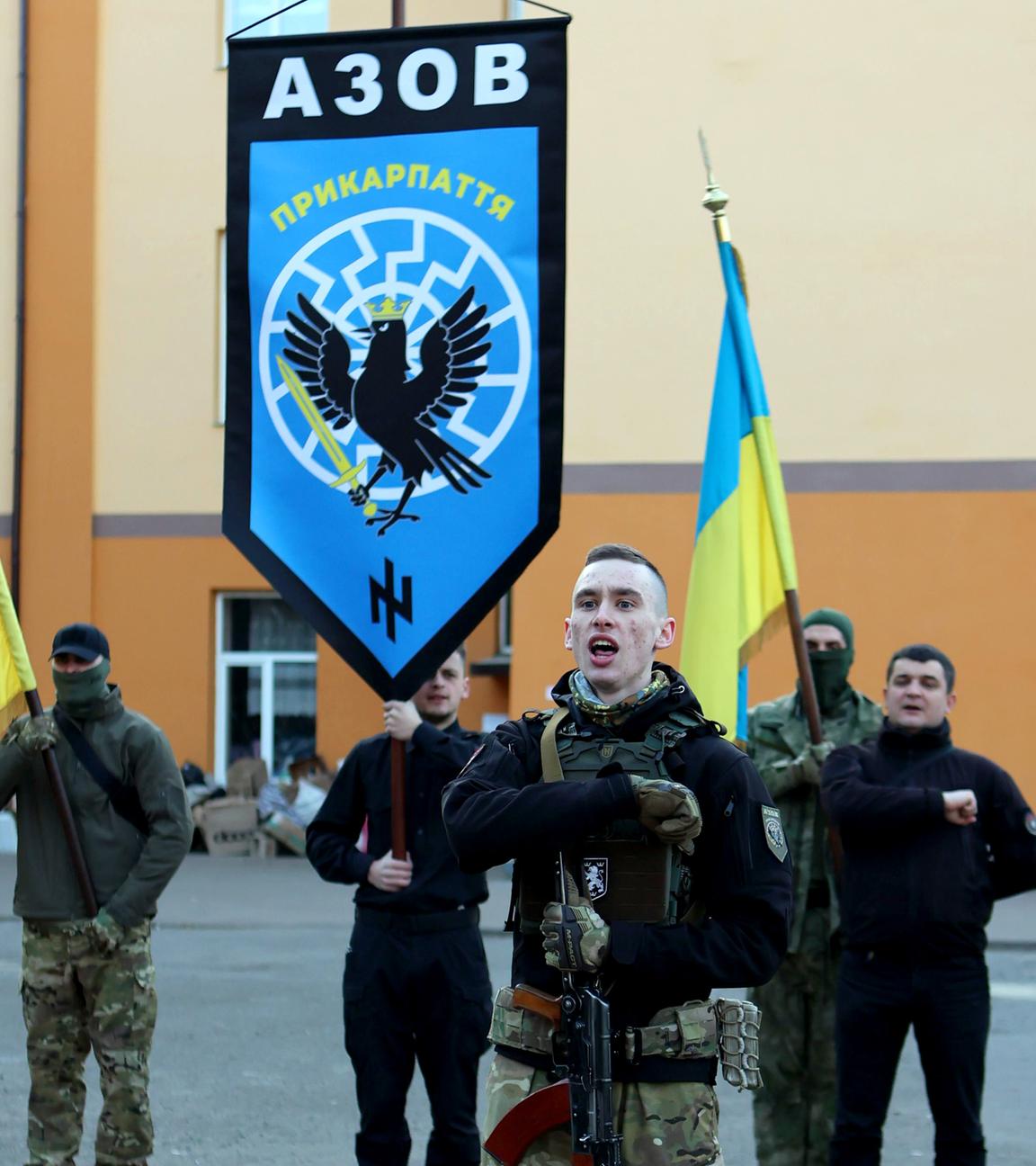 Mitglieder der in die Nationalgarde eingegliederten Regiments Asow-Prykarpattia nehmen mit Fahnen an einer Zeremonie teil, um dem ukrainischen Volk ihre Treue zu schwören.