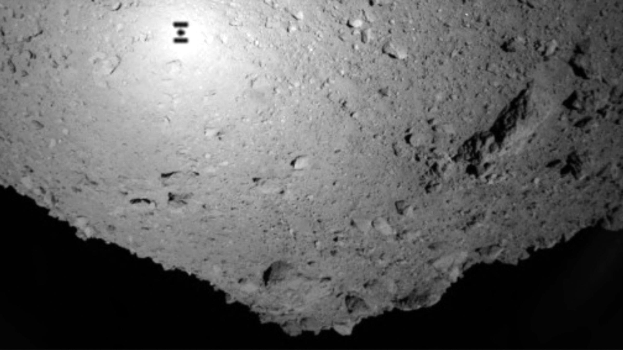 Schatten der Raumsonde "Hayabusa 2" über dem Asteroiden "Ryugu"