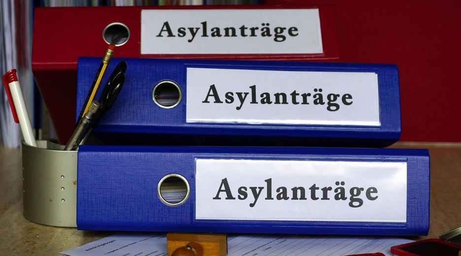 Ordner mit der Aufschrift "Asylanträge": Rund 47.000 Asylanträge von Flüchtlingen aus Syrien sind momentan auf Eis gelegt. 