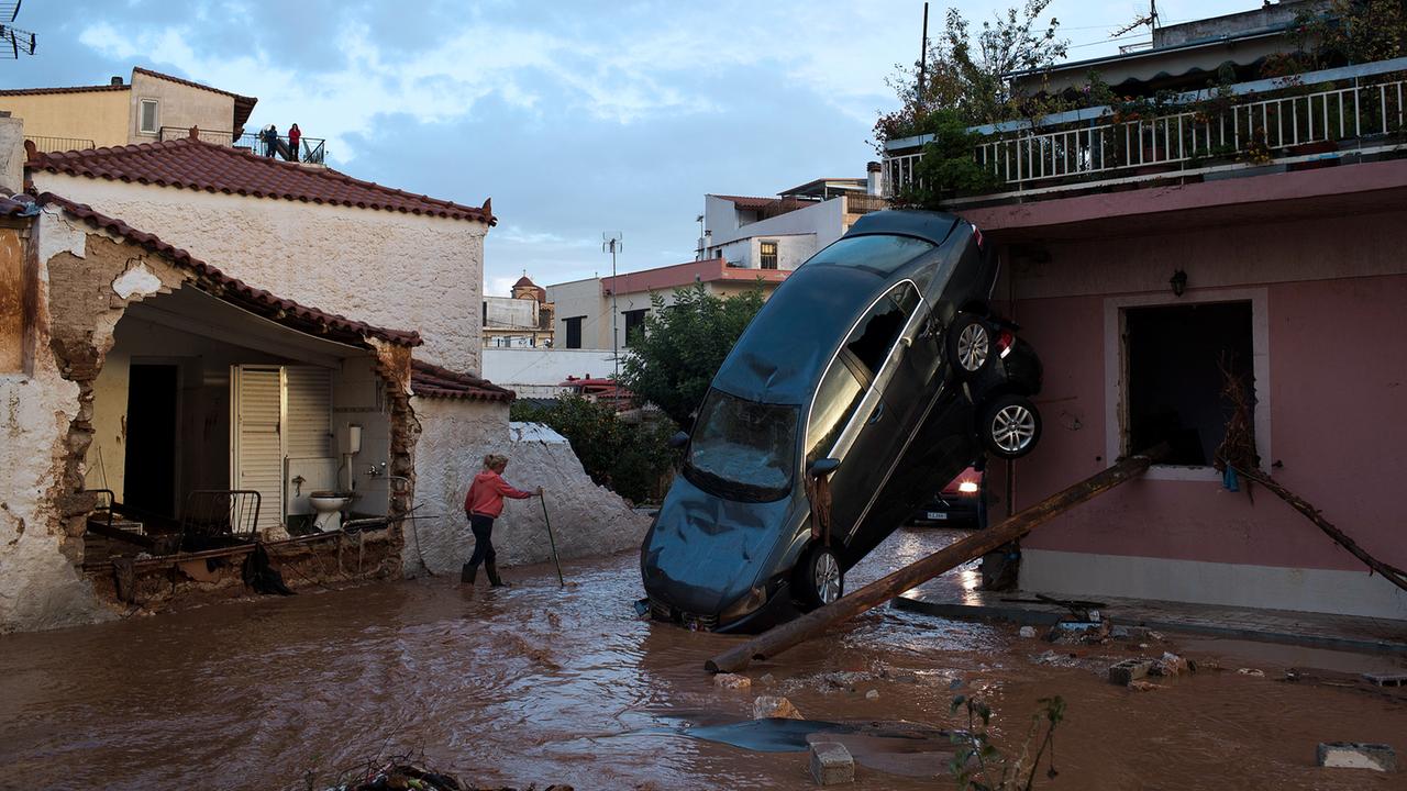 Unwetter in Griechenland: Mindestens 15 Tote bei Überflutungen - ZDFheute