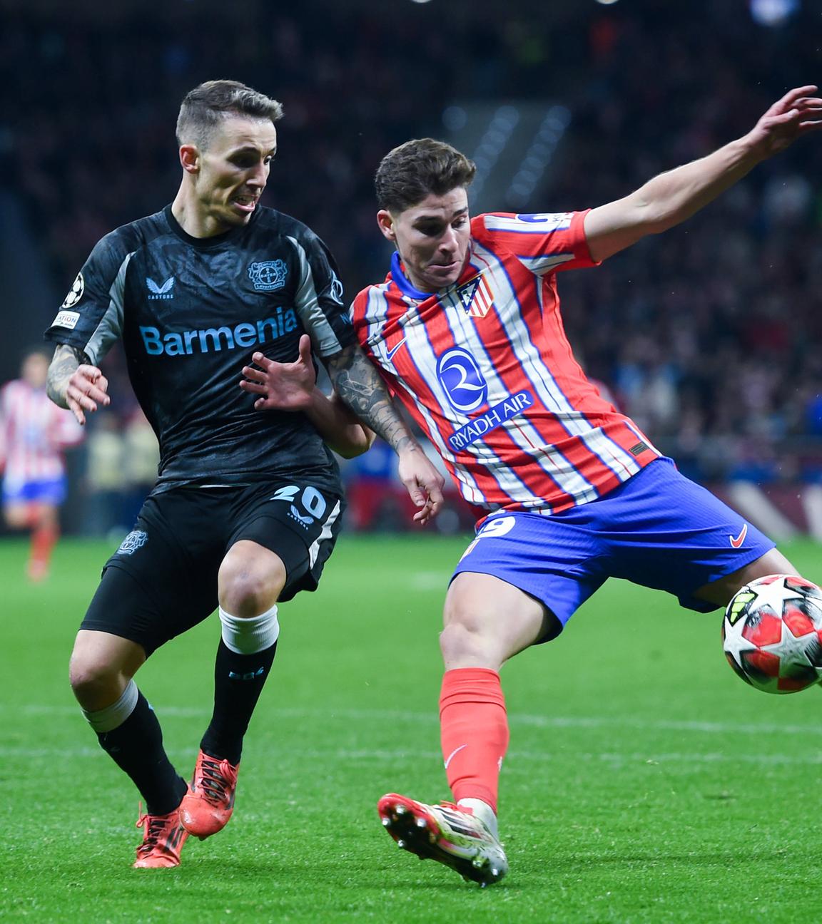 Julian Alvarez (R) von Atletico de Madrid kämpft mit Grimaldo von Bayer Leverkusen.