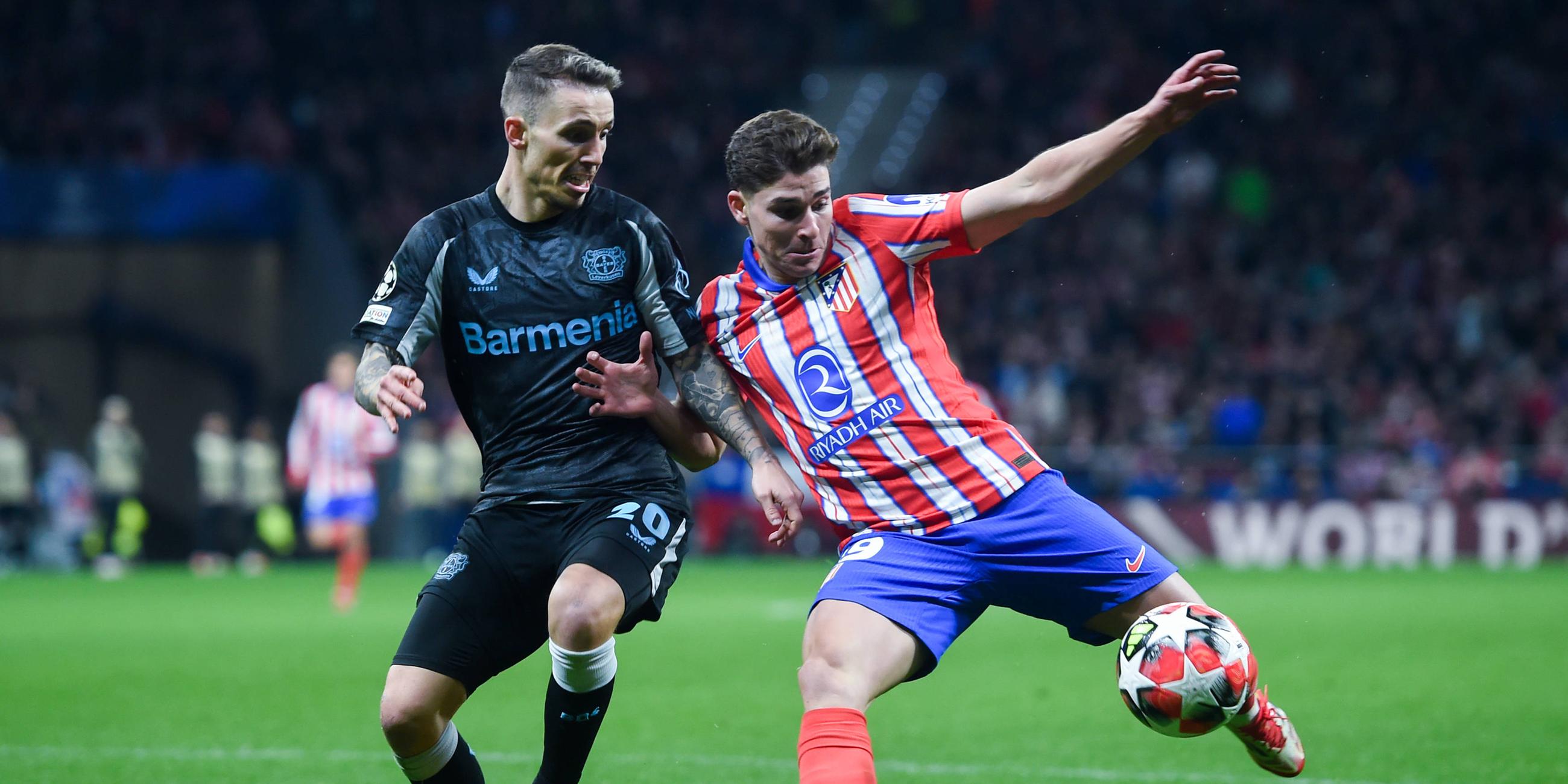 Julian Alvarez (R) von Atletico de Madrid kämpft mit Grimaldo von Bayer Leverkusen.