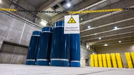 At a place in the eastern Lagerhalle, which is CASTOR radioactive with type THTR and blue with type CASTOR V/19, atomic kraftwerken were carried out in a zwischengelagert, with the following: · Control - Vorsicht Strahlung ·.