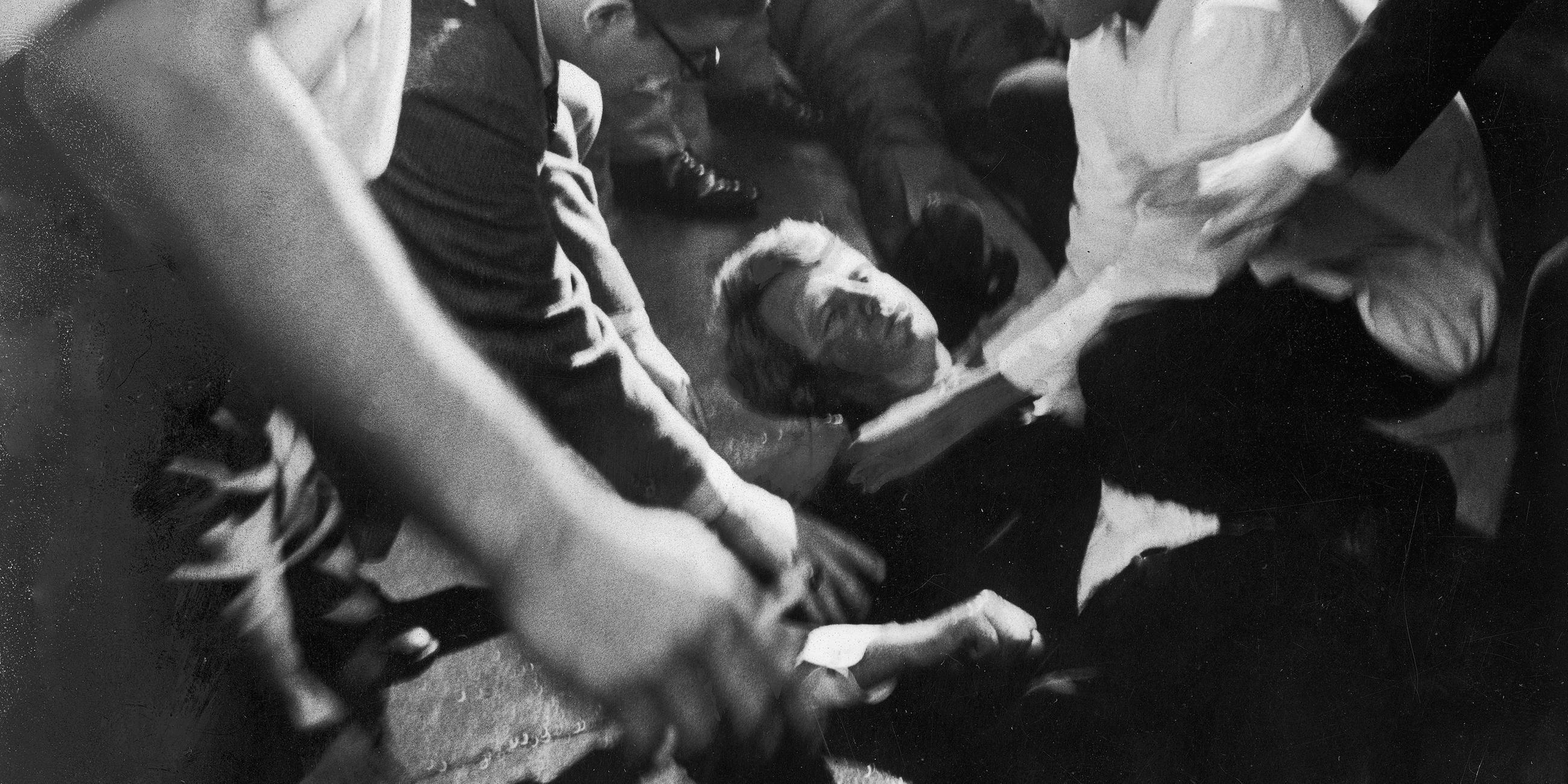 Senator Robert F. Kennedy liegt auf dem Boden des Ambassador Hotels, nachdem er von einem jungen Jordanier erschossen wurde