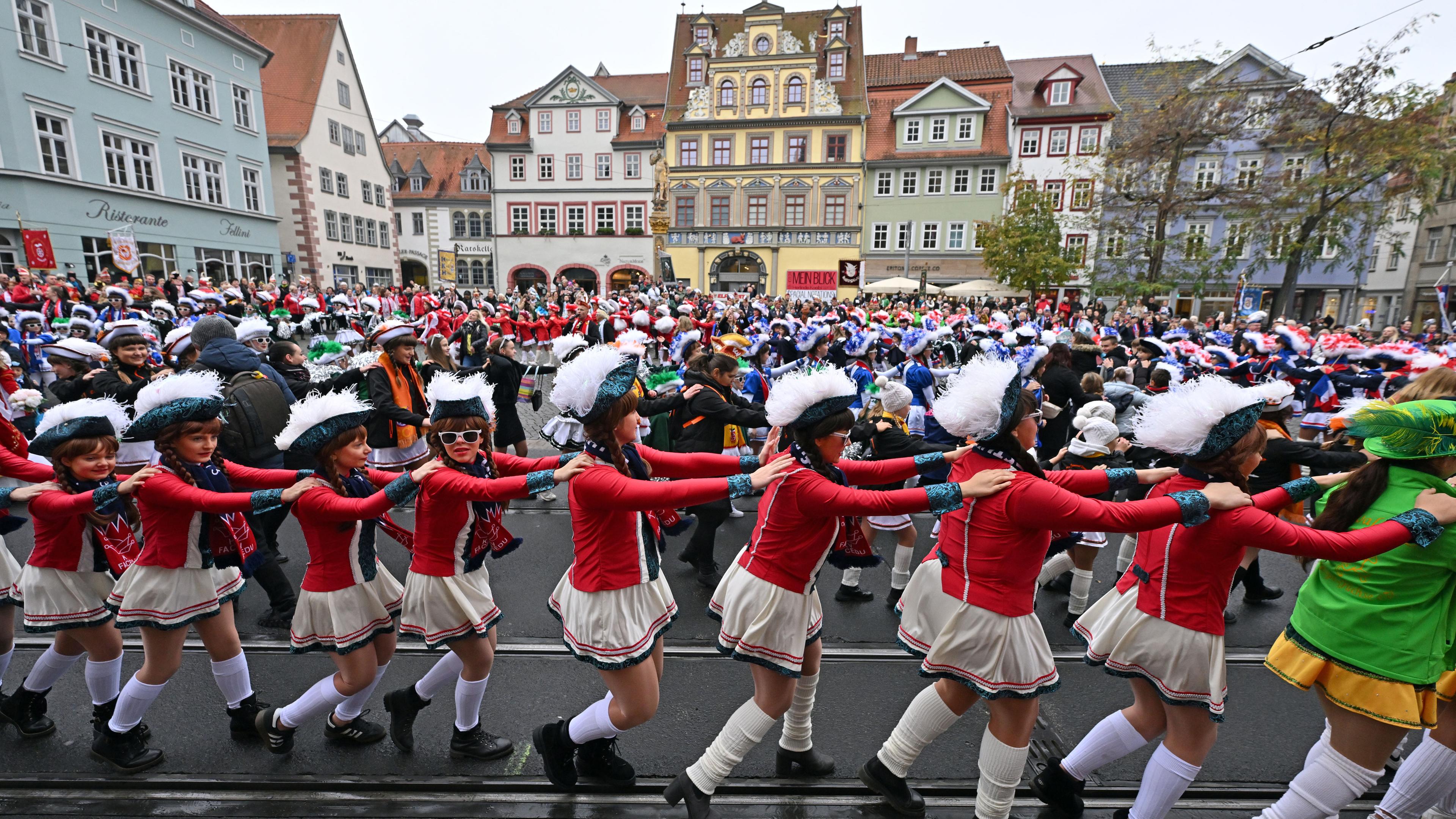 Thüringen, Erfurt: Junge Karnevalisten feiern in der Erfurter Altstadt den Auftakt der Karnevalssaison.