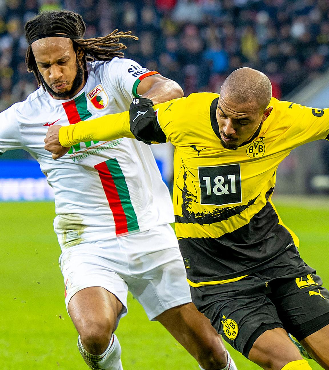 Kevin Mbabu (FC Augsburg) gegen Donyell Malen (Borussia Dortmund).