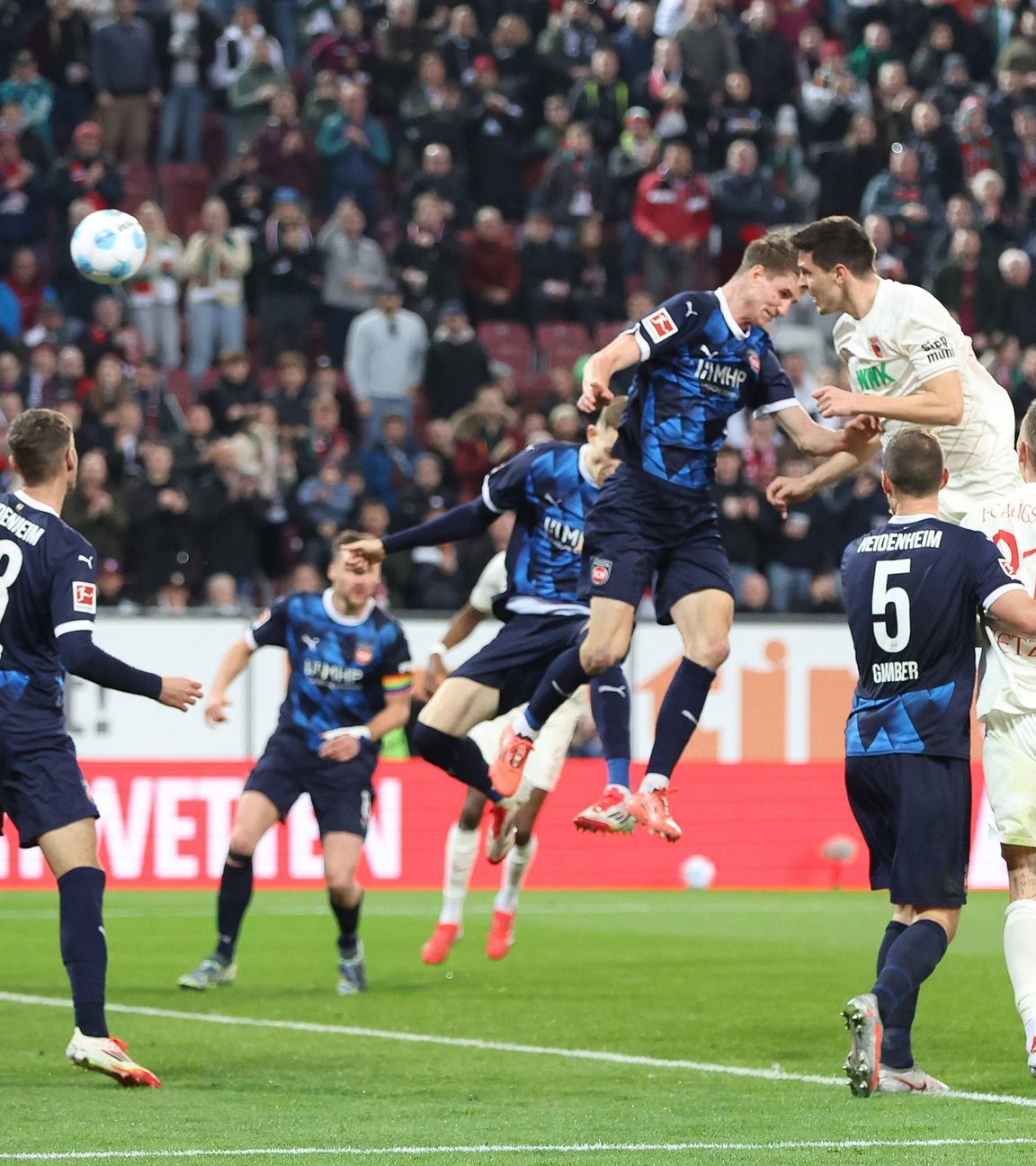 Keven Schlotterbeck 31 (FC Augsbburg) trifft das Tor zum Sieg 2:1.