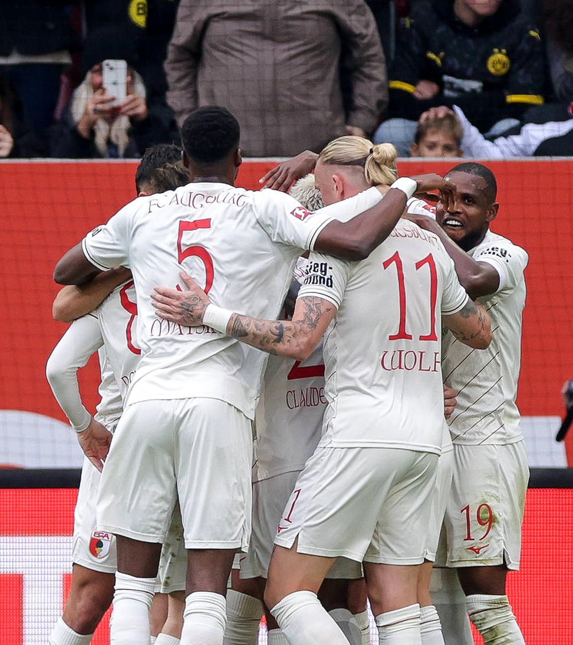 Die Spieler des FC Augsburg bejubeln das Tor zum 1:1 durch Alexis Claude-Maurice.