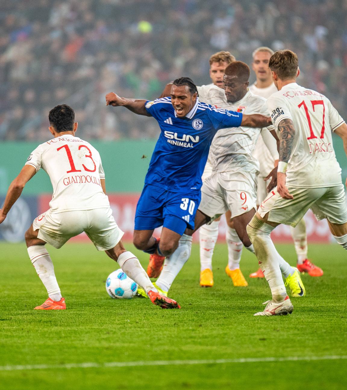 Dimitrios Giannoulis (Augsburg), Anton Leander Donkor (Schalke), Essende Mbongu Samuel Emmanuel (Augsburg) in Aktion.