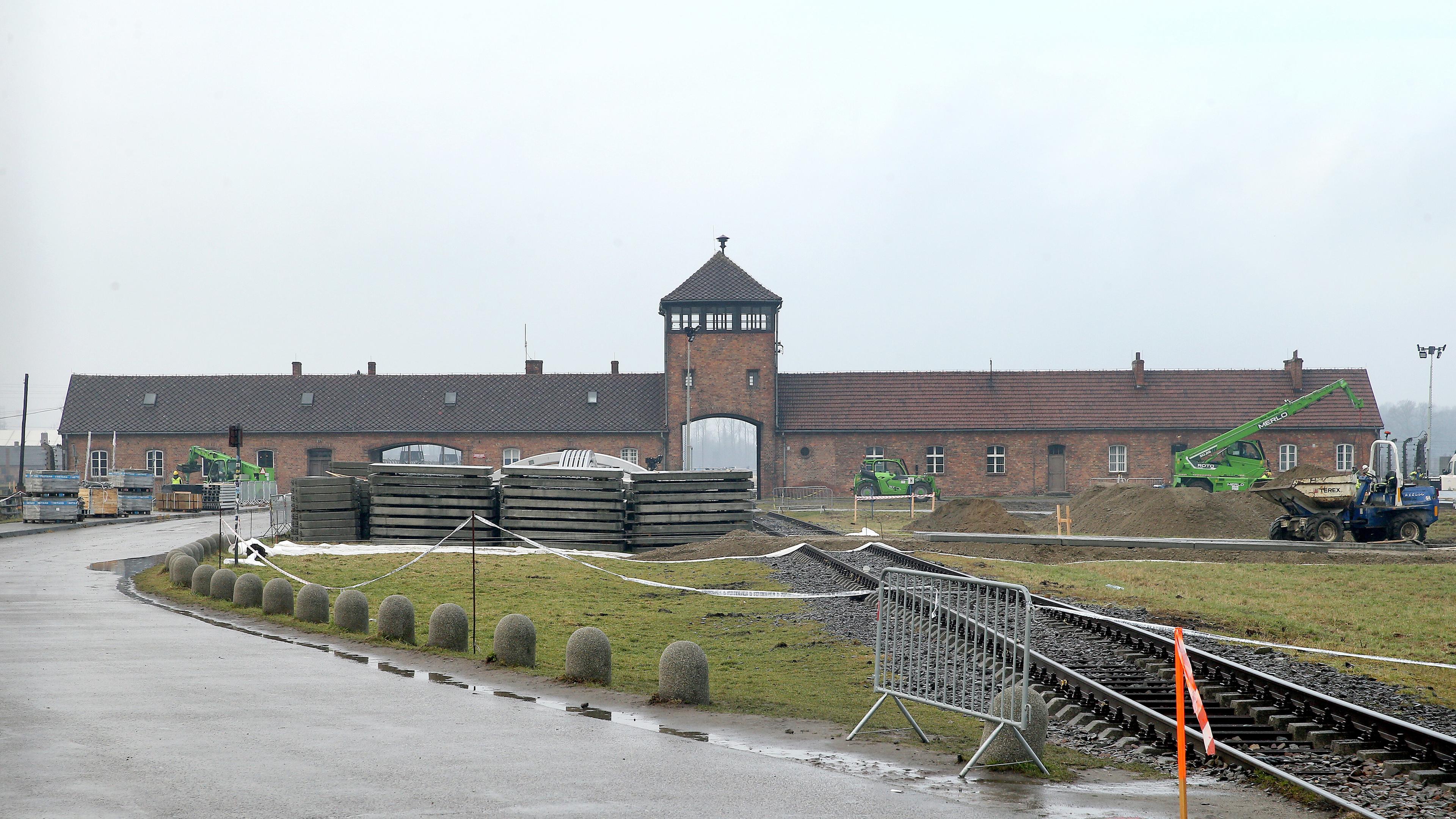 Vorbereitungsarbeiten für das 80. Jubiläum der Befreiung von Auschwitz in der Nähe des Eingangstors des Konzentrationslagers.