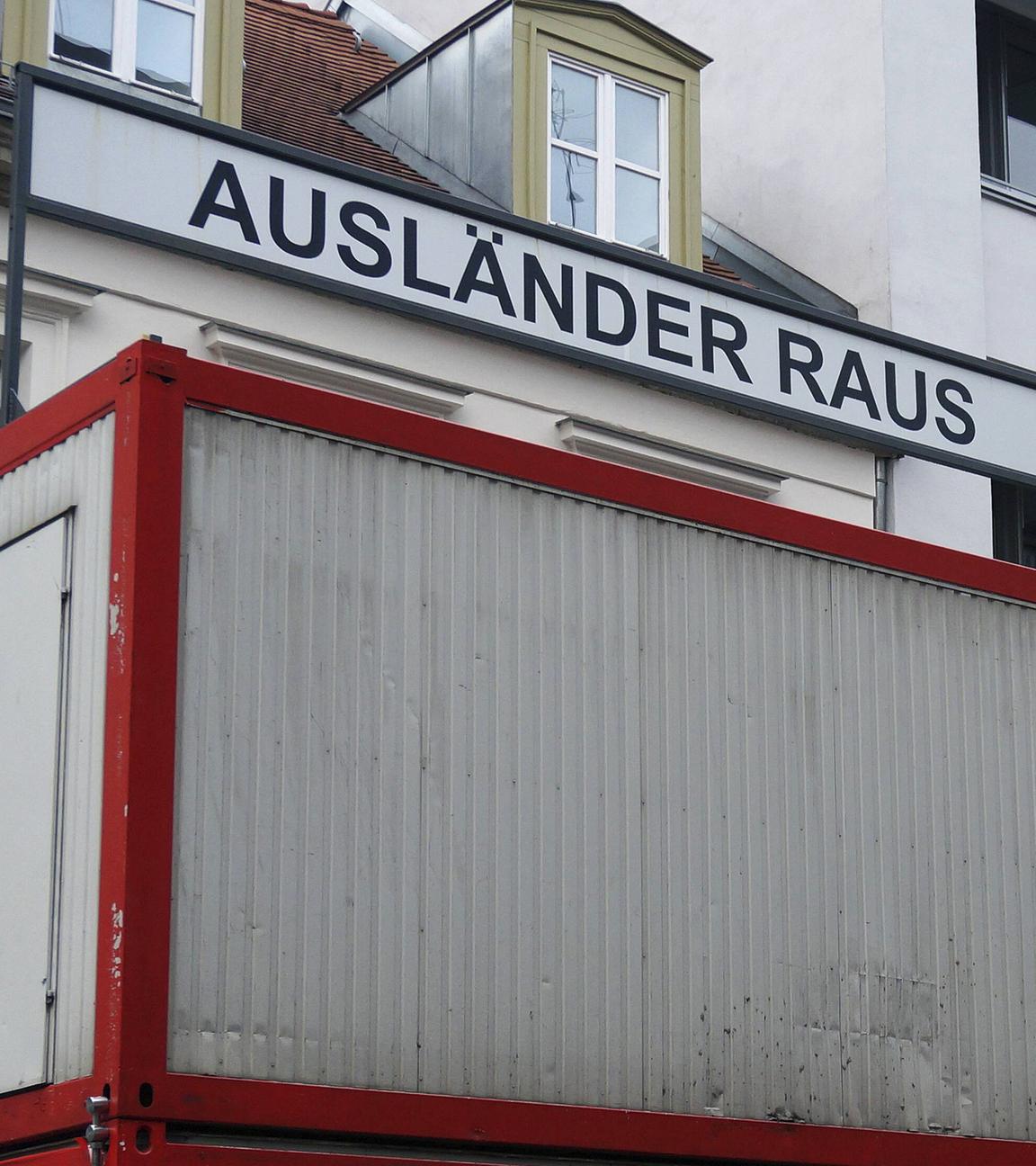 Container mit Schild: "Ausländer raus"