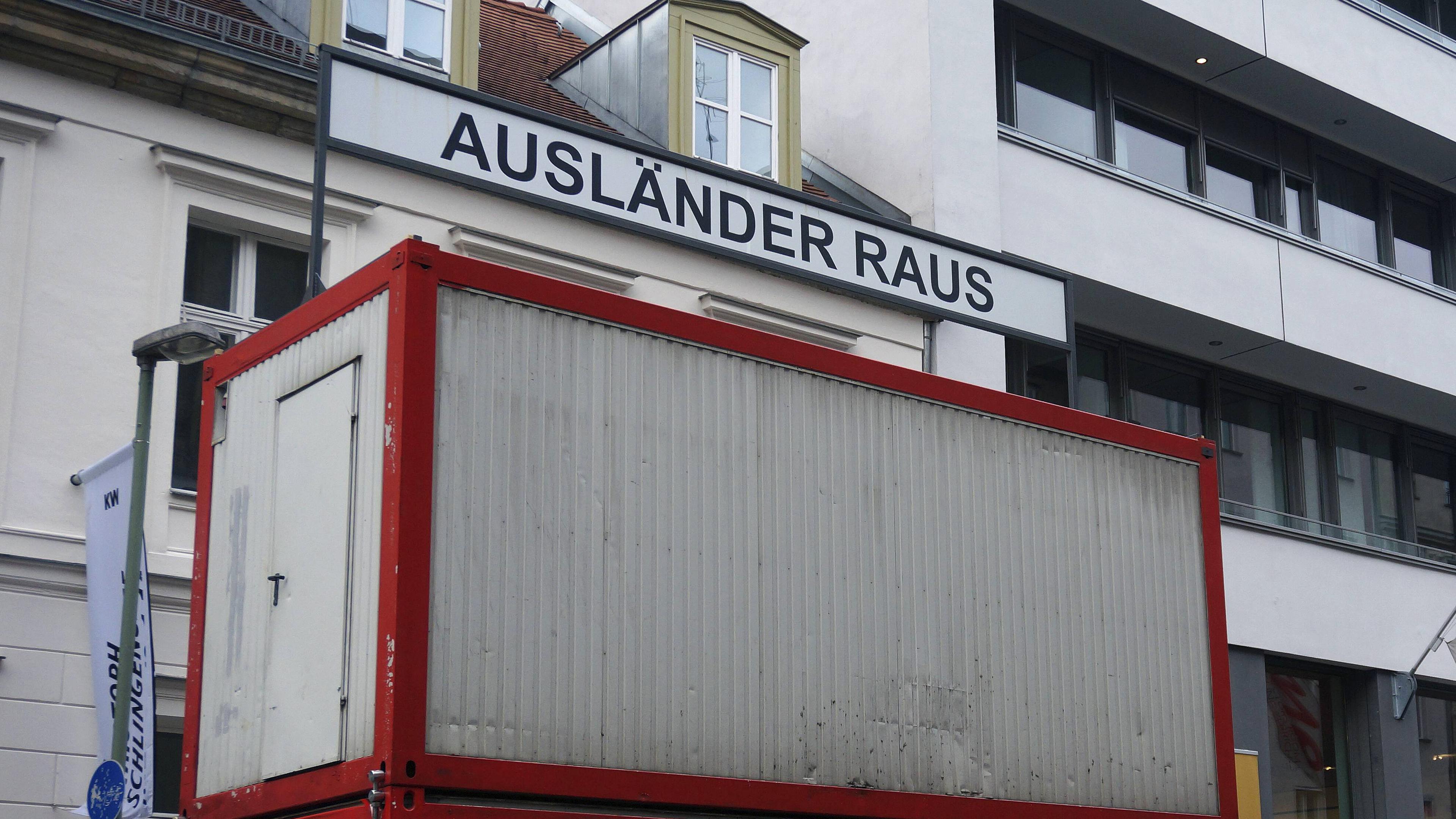 Container mit Schild: "Ausländer raus"