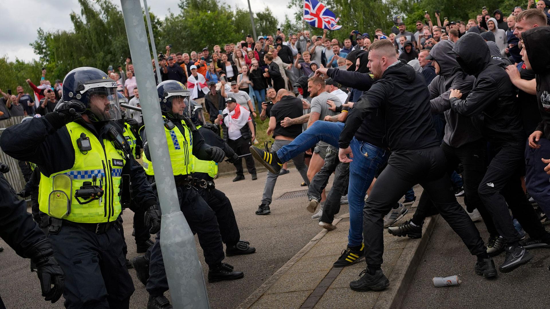 Live: Ausschreitungen Großbritannien