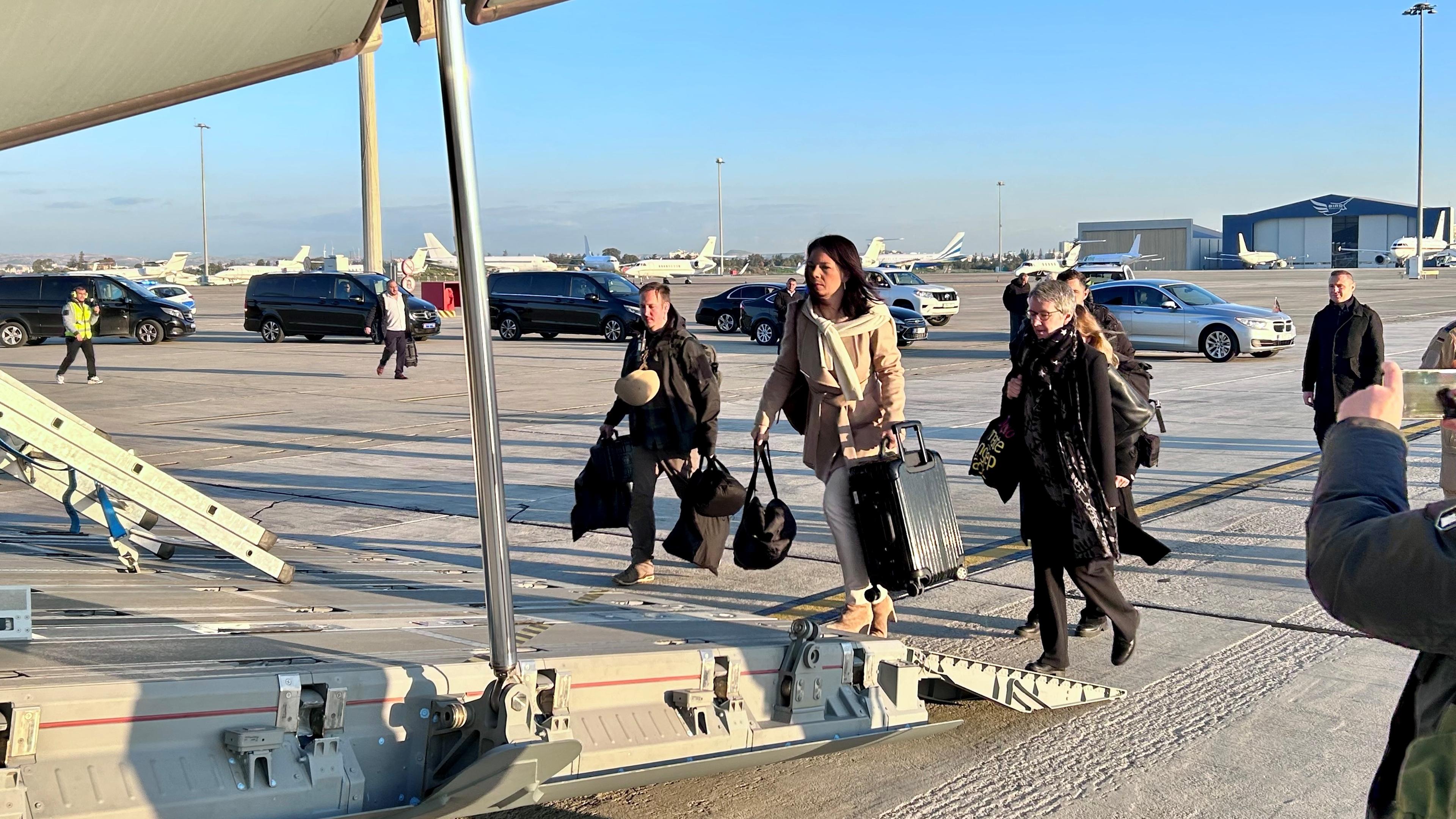 Larnaca: Außenministerin Annalena Baerbock in einem A400M Flugzeug der Luftwaffe.