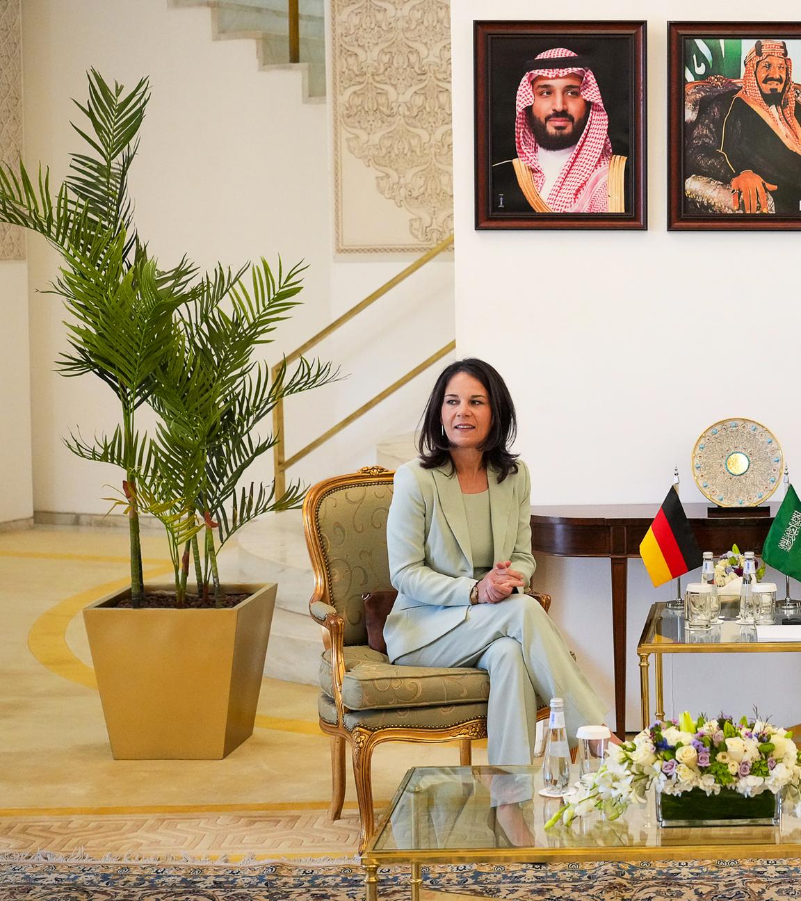 Bundesaußenministerin Annalena Baerbock (Bündnis 90/Die Grünen) und Prinz Faisal bin Farha