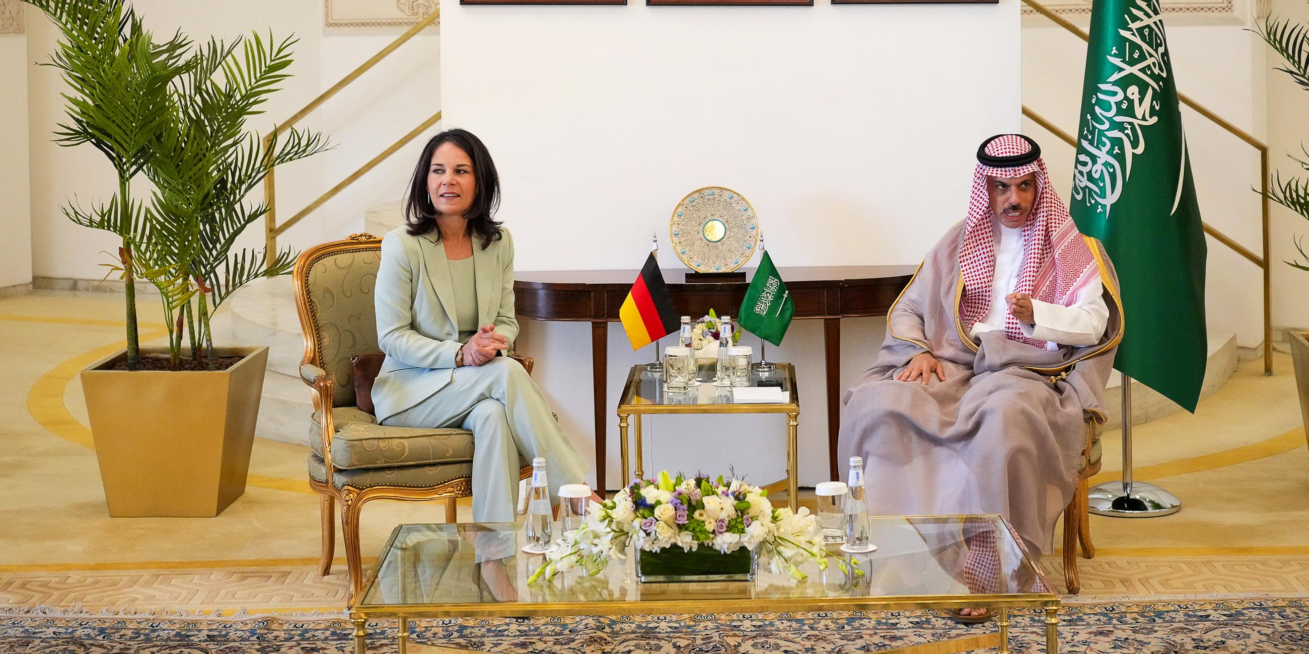 Bundesaußenministerin Annalena Baerbock (Bündnis 90/Die Grünen) und Prinz Faisal bin Farha