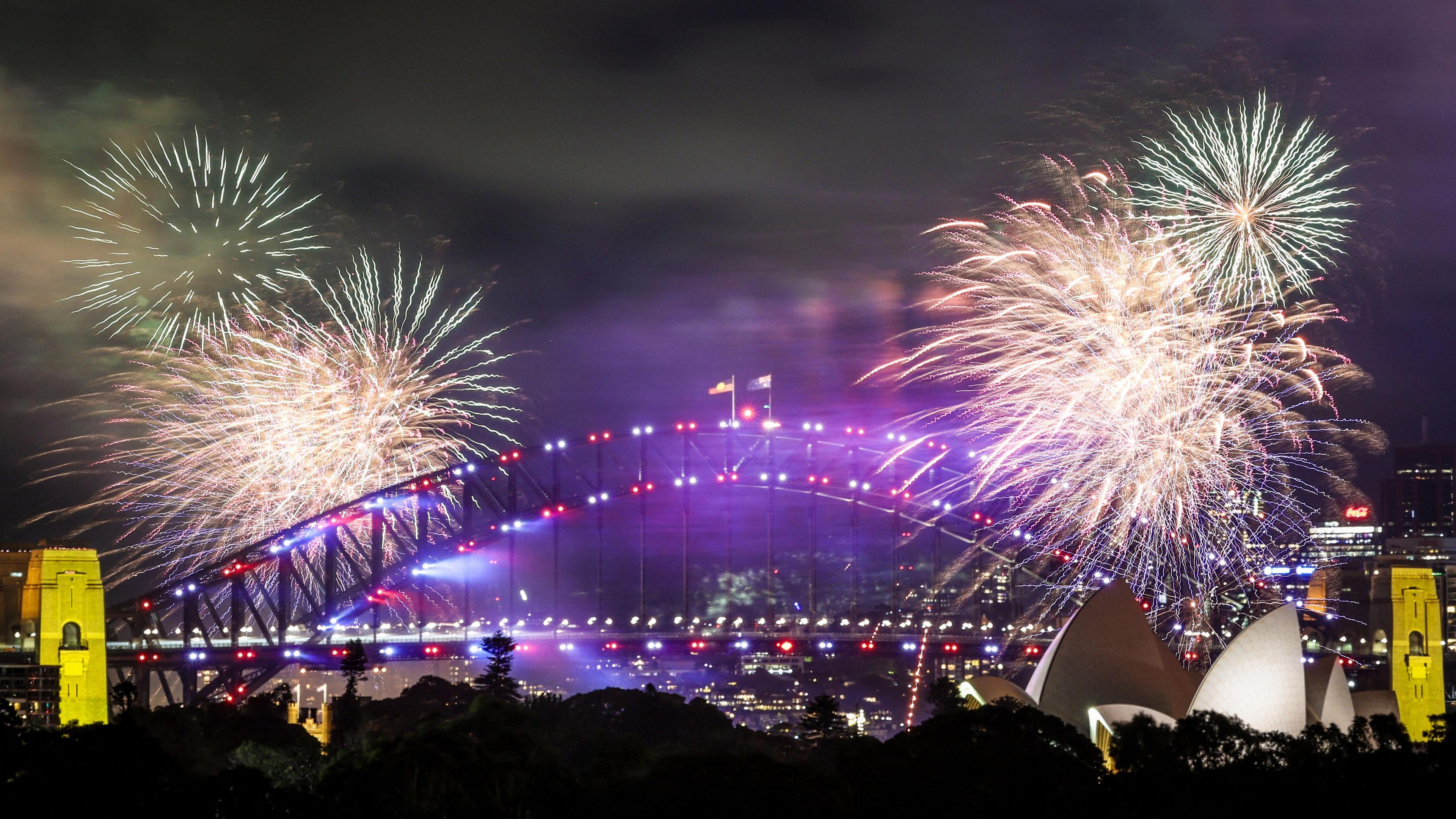 Feuerwerk erleuchtet die Sydney Harbour Bridge und das Sydney Opera House während der frühen Silvesterfeierlichkeiten in Sydney am 31. Dezember 2024