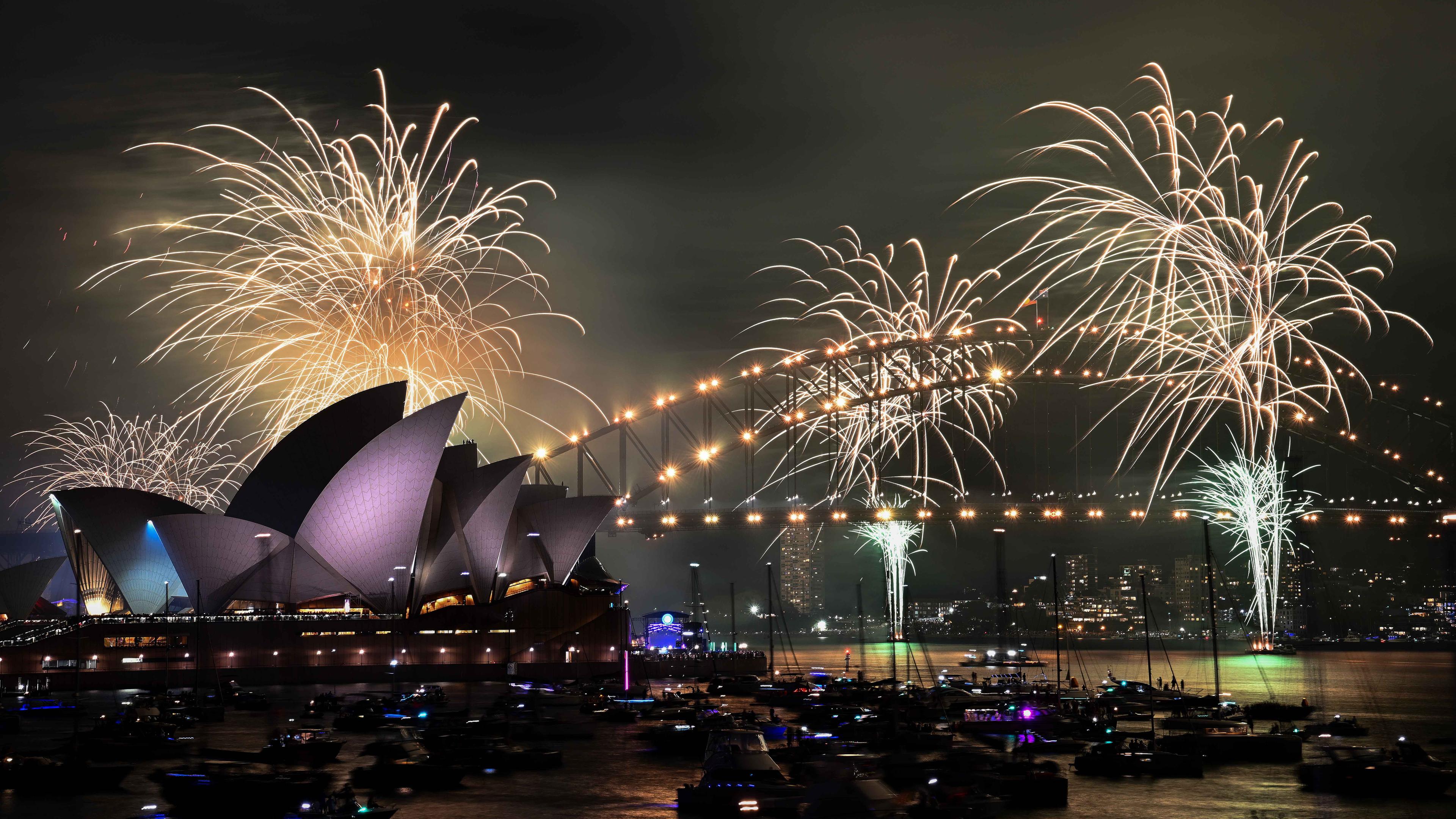 Im Rahmen der frühen Silvesterfeierlichkeiten in Sydney, Australien, erhellen Feuerwerke den Himmel über dem Sydney Opera House und der Sydney Harbour Bridge