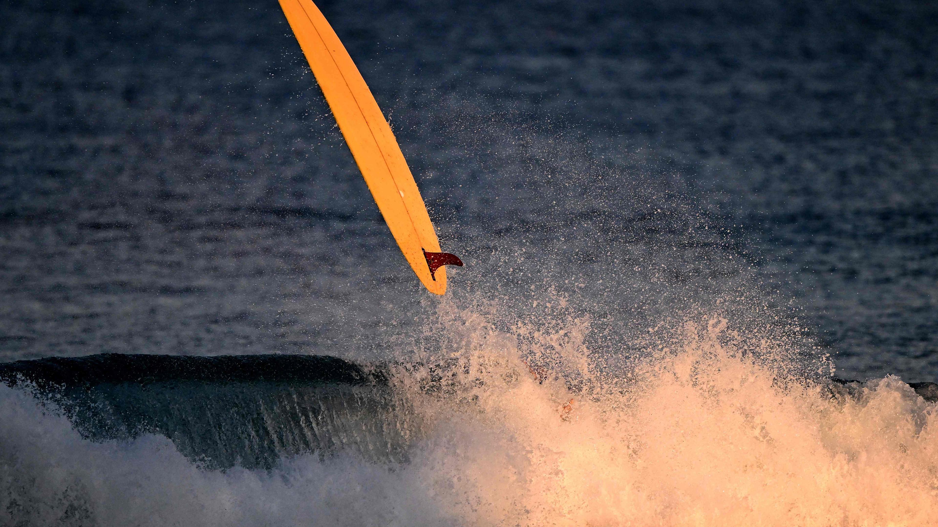 Australien, Manly Beach, Sydney: Ein Surfbrett über den Wellen