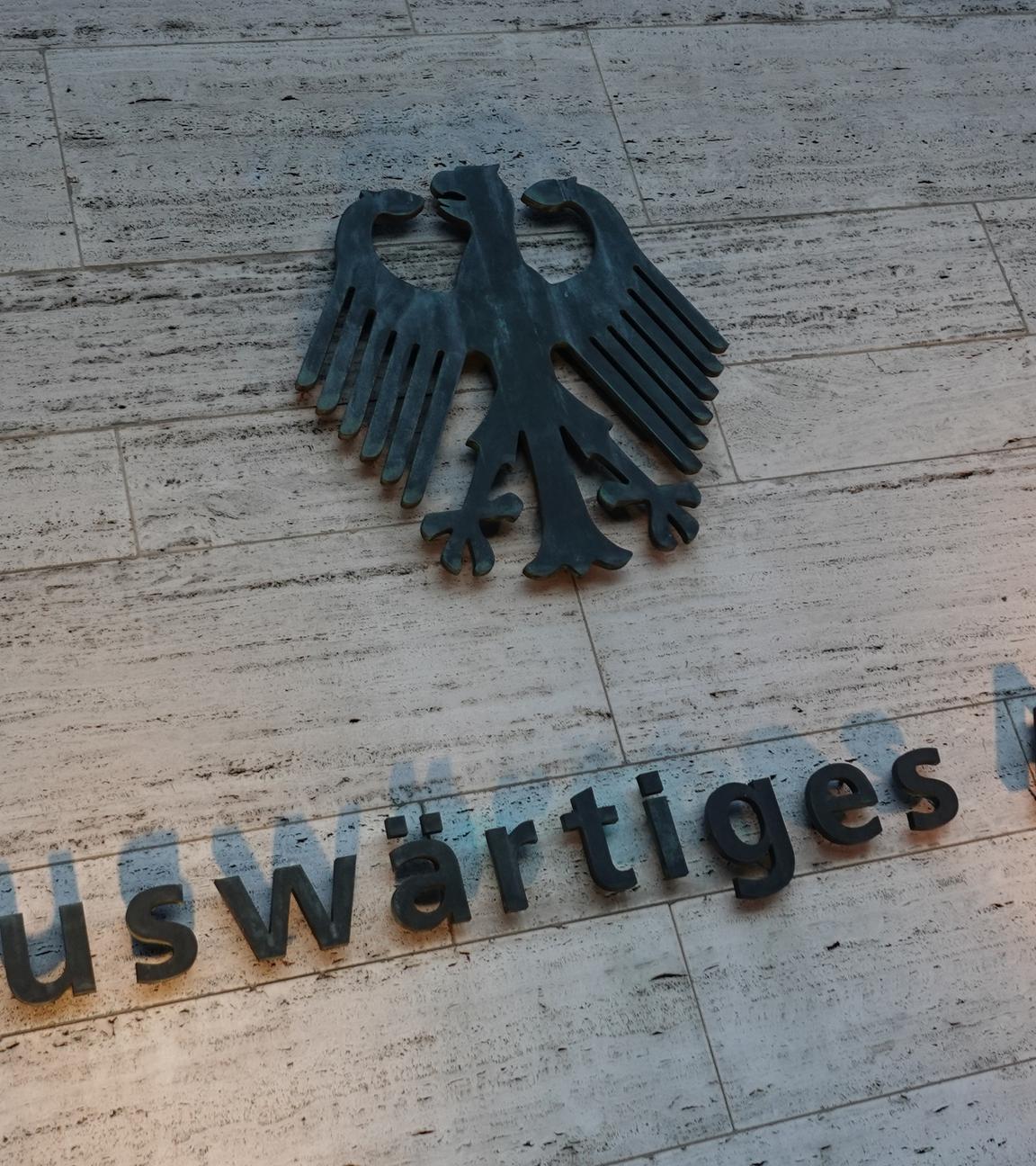 Berlin: Das deutsche Wappen und der Schriftzug "Auswärtiges Amt" sind an einer Außenwand am Eingang zum Auswärtigen Amt angebracht. 