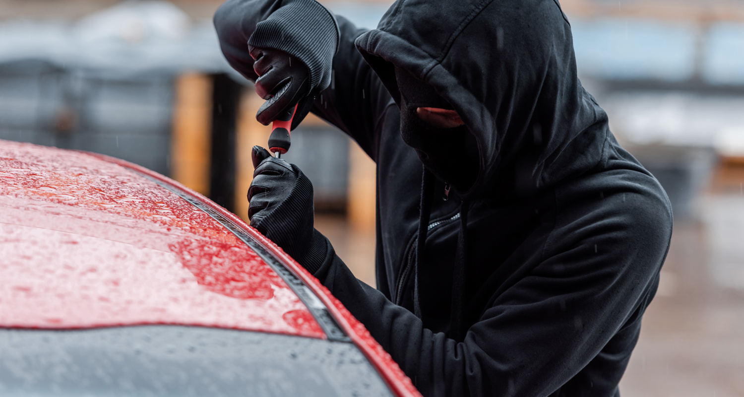 Mann bricht Auto auf 