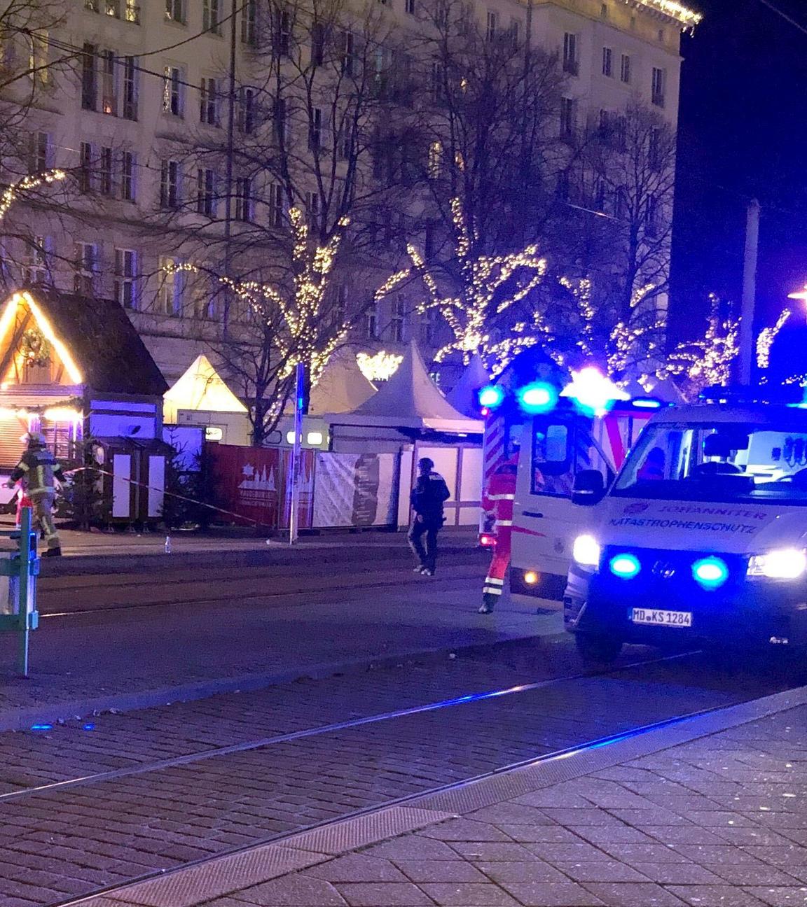 Sachsen-Anhalt, Magdeburg: Einsatzkräfte von Rettungsdiensten sind im Einsatz auf dem Weihnachtsmarkt in Magdeburg.