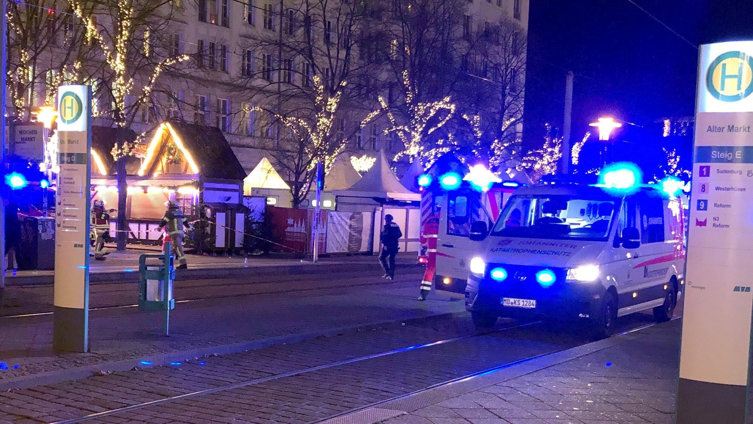 Sachsen-Anhalt, Magdeburg: Einsatzkräfte von Rettungsdiensten sind im Einsatz auf dem Weihnachtsmarkt in Magdeburg.