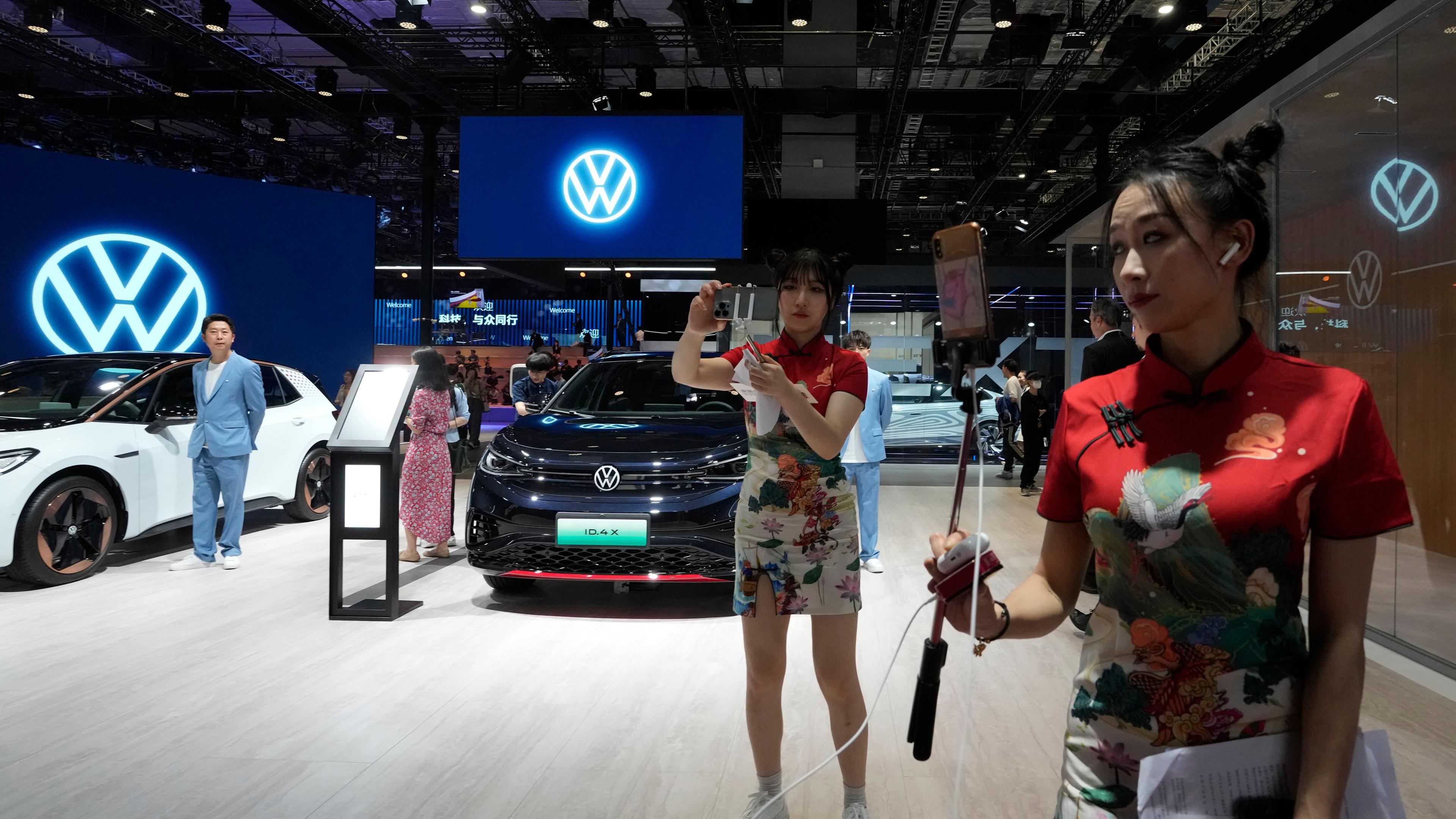 China, Shanghai: Chinesische Vlogger (Video Blogger) versammeln sich am Stand des Autoherstellers Volkswagen während der Automesse Auto Shanghai 2023.