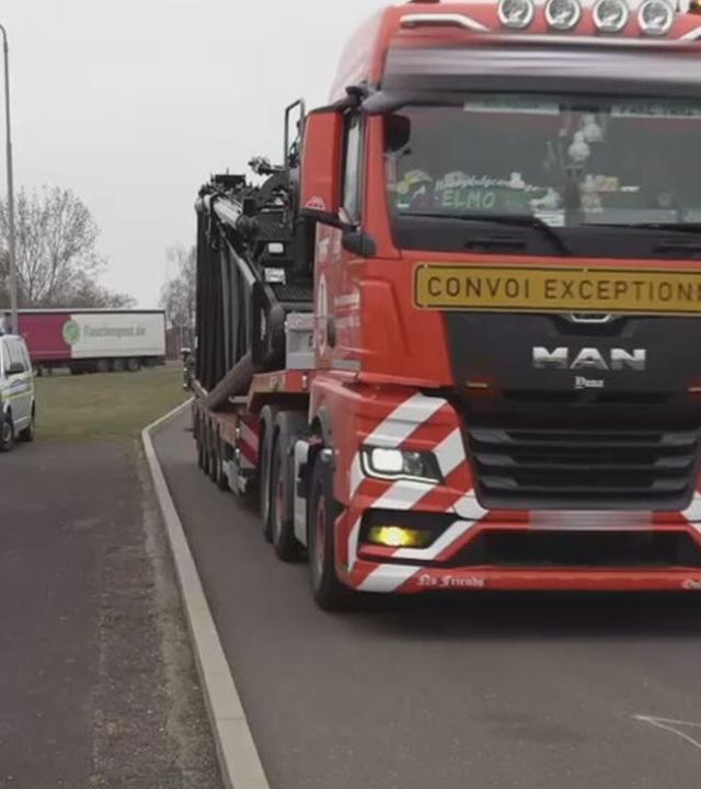 Die Polizei kontrolliert LKWs auf der A2