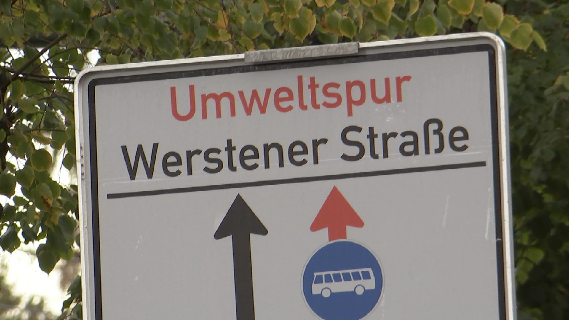 Straßenschild mit Aufschrift "Umweltspur Werstener Straße"