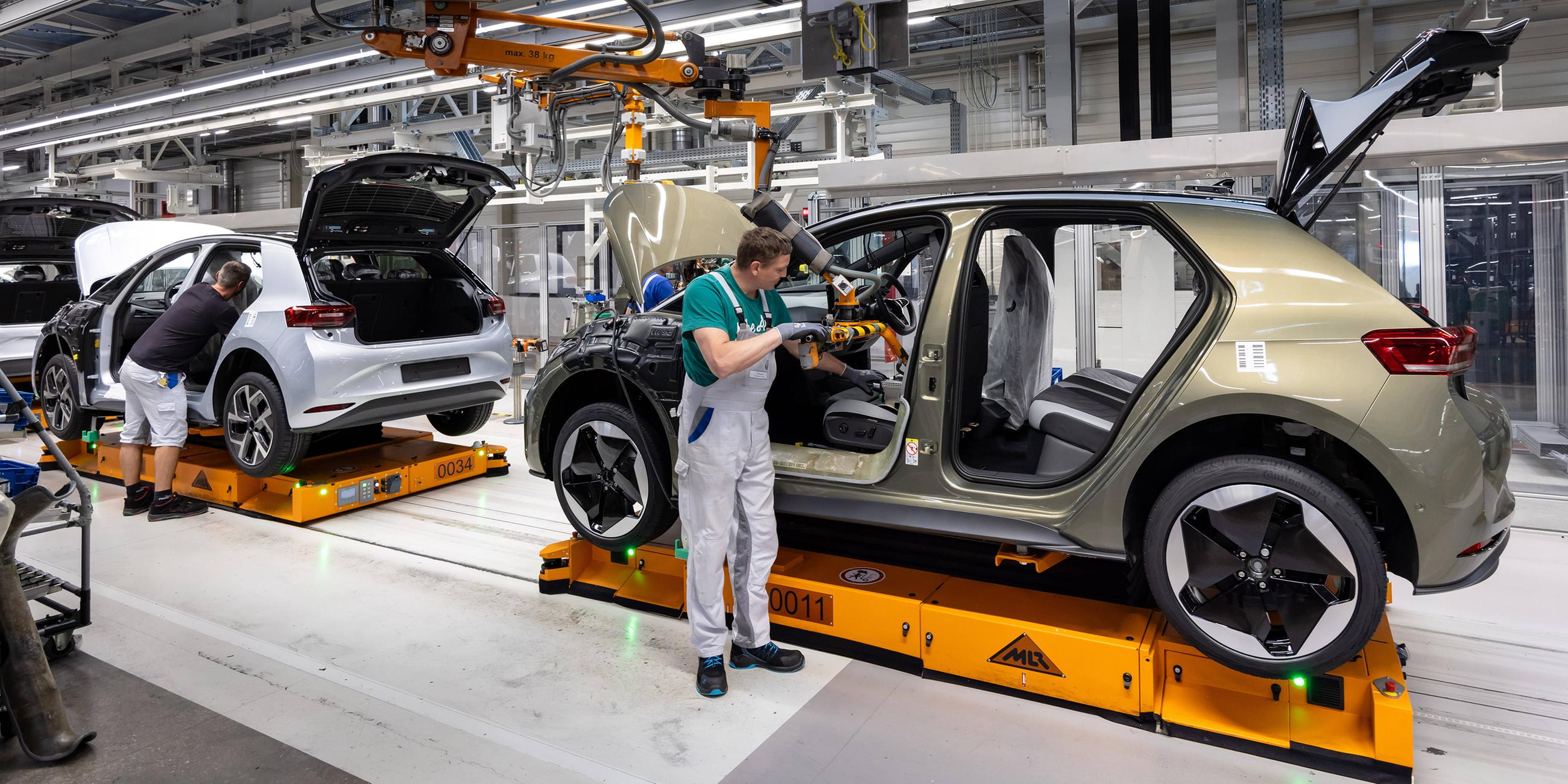 Elektrofahrzeuge werden in einer Montagehalle der Volkswagen Sachsen GmbH in Zwickau montiert