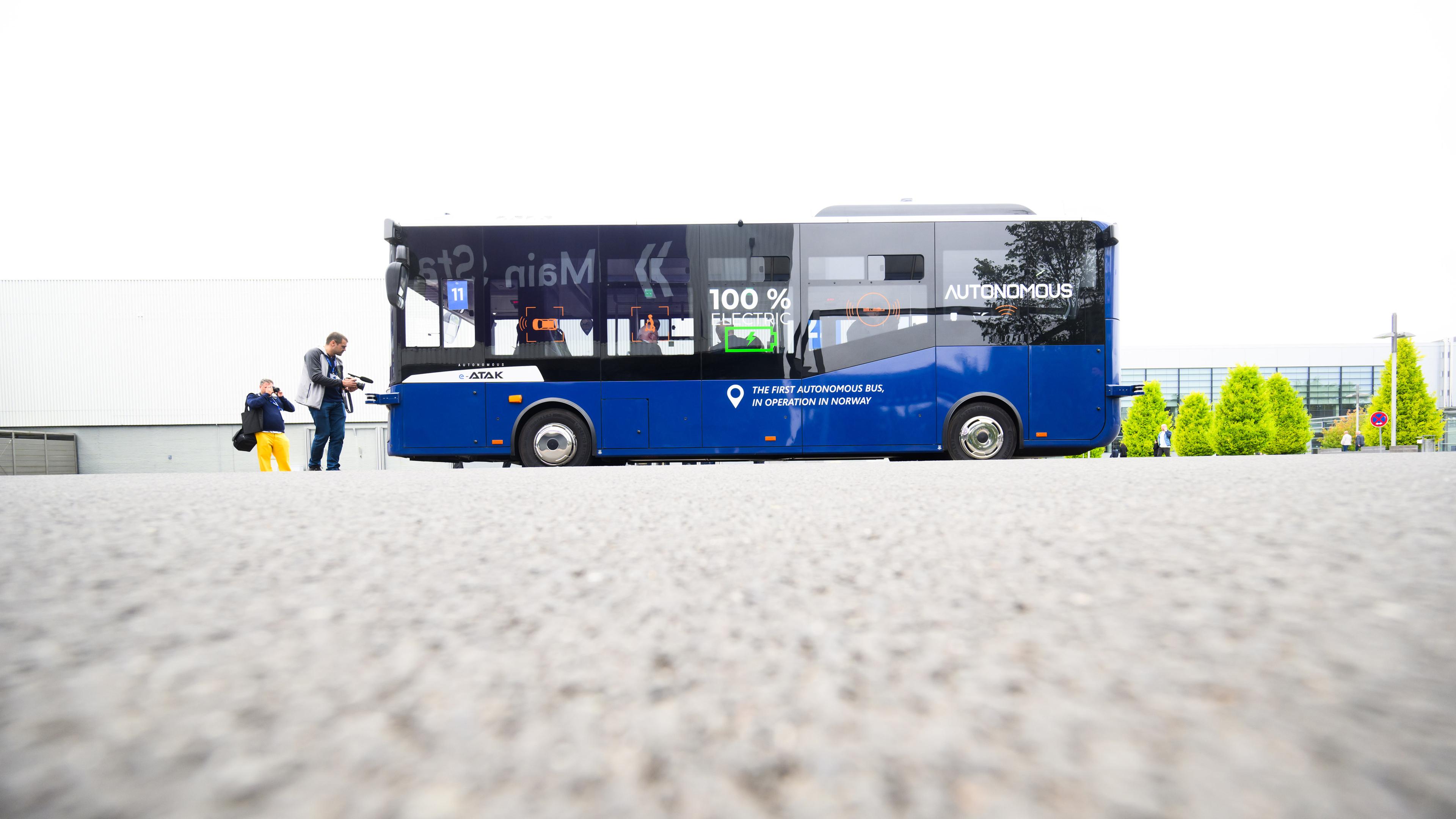 Niedersachsen, Hannover: Ein ohne Fahrer autonom fahrender Bus Autonomous e-Atak von Karsan