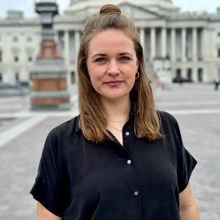 Anna-Kleiser in front of the US Capitol