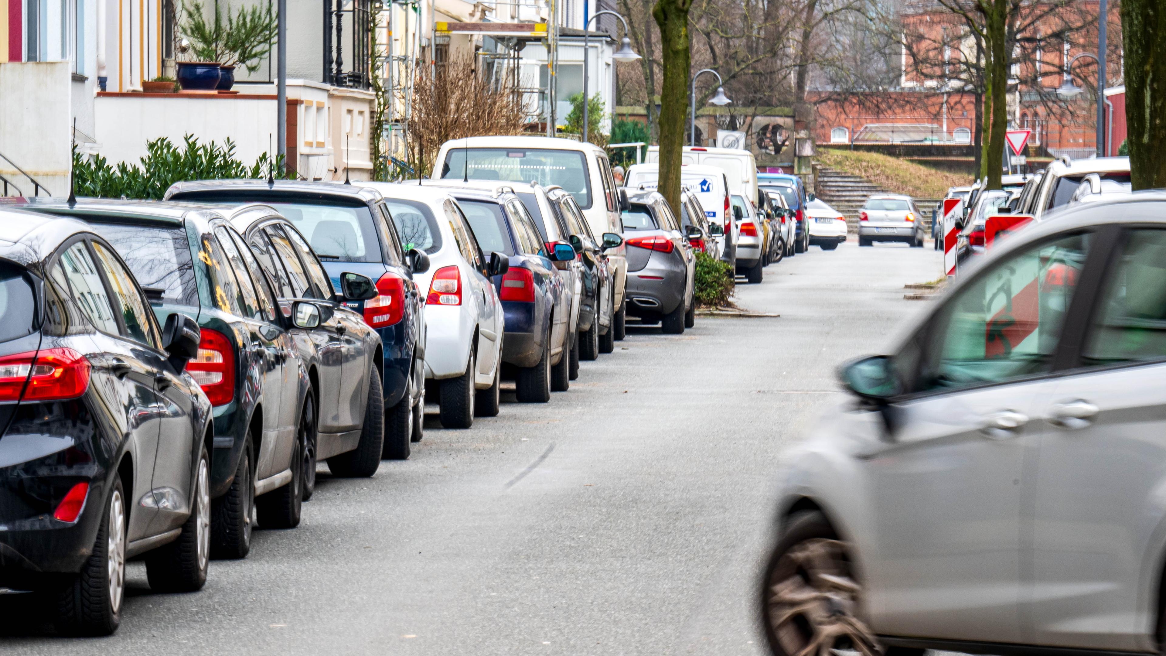 Autos parken in der Innenstadt