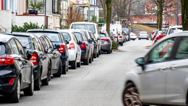 Farbloses Stra&szlig;enbild: Gib es bunte Hoffnung?