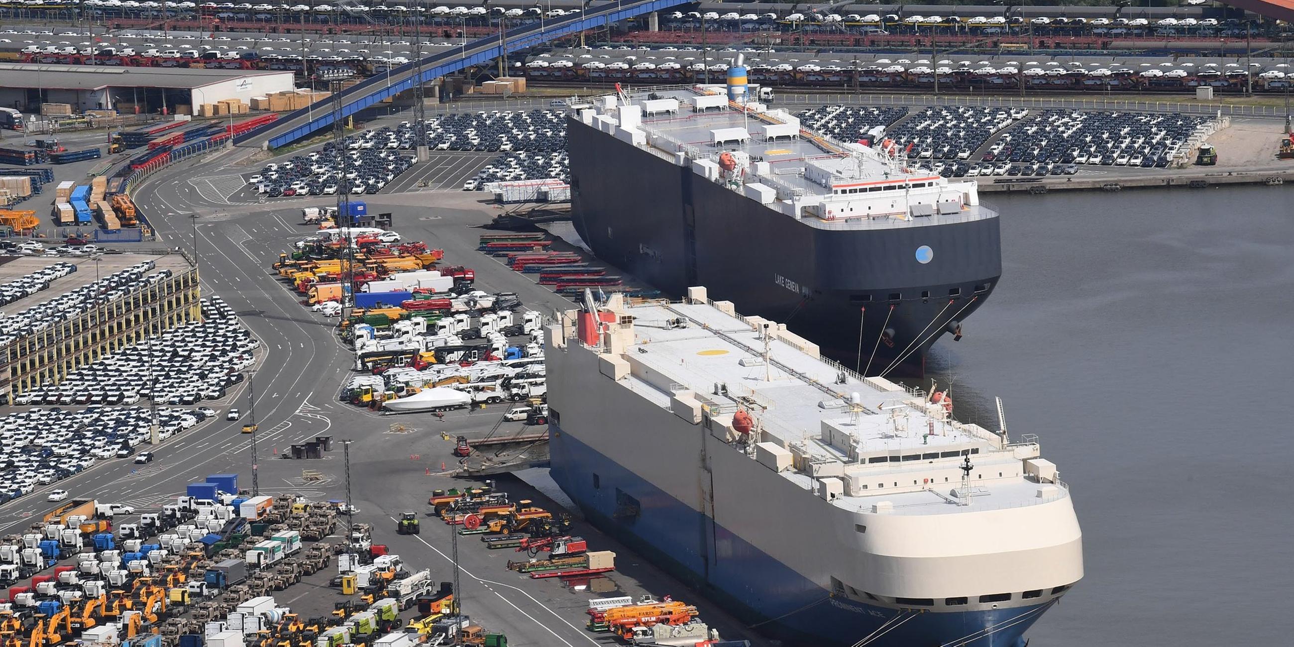 Bremen, Bremerhaven: Die Luftaufnahme zeigt Autotransporter die im Hafen am Autoterminal liegen.