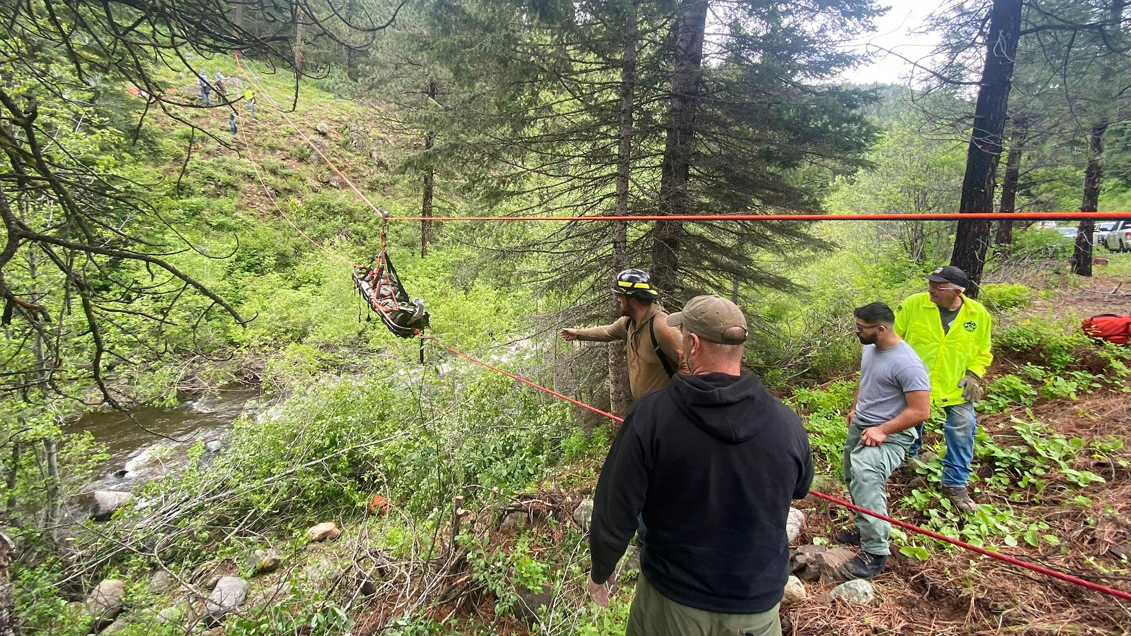 Einsatzkräfte bei Rettungsbemühungen, nachdem in Oregon ein Fahrzeug auf der U.S. Forest Service Road 39 in eine Böschung geriet, aufgenommen am 10.06.2024