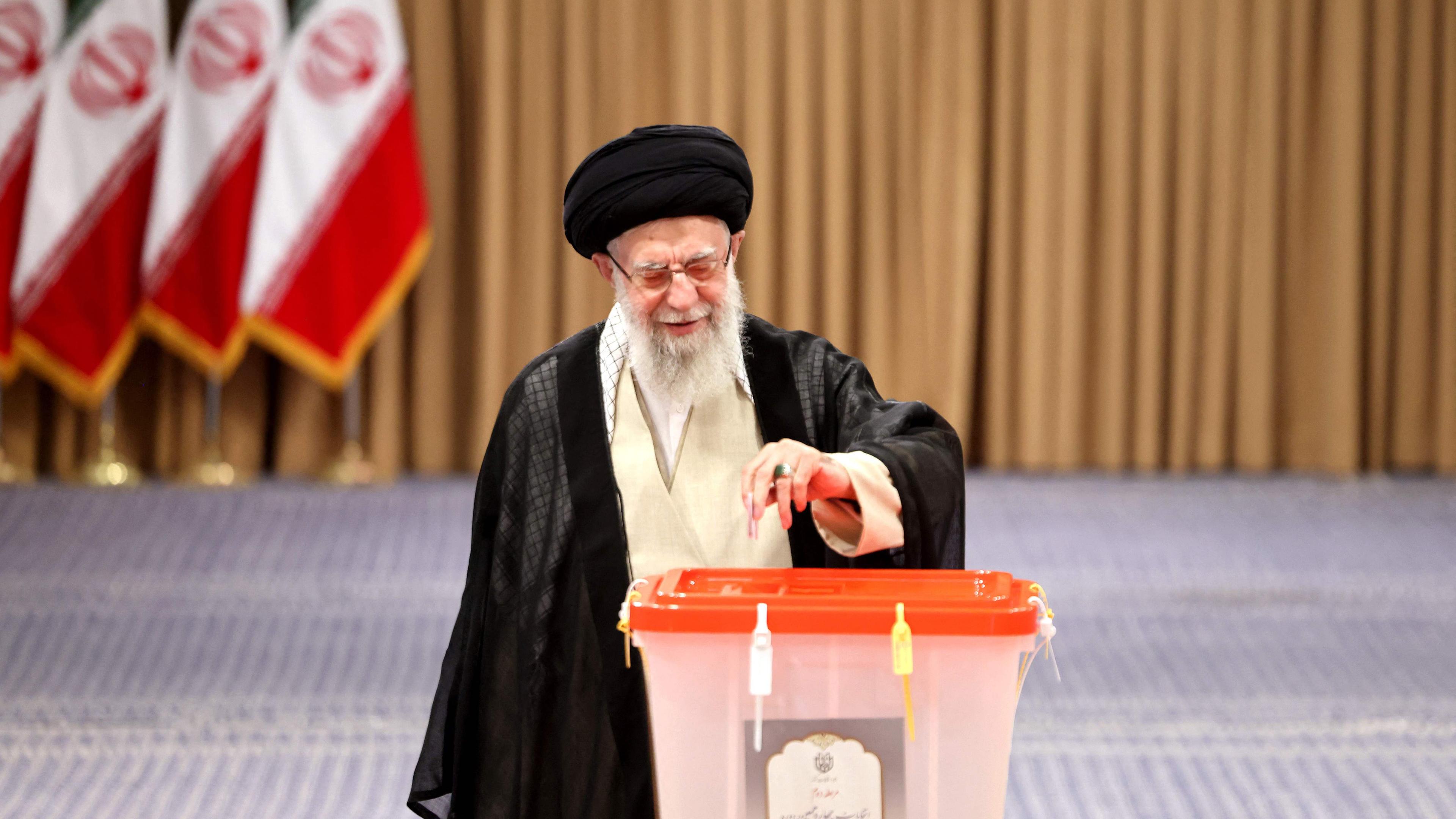 Irans oberster Führer Ayatollah Ali Khamenei gibt seine Stimme während der Präsidentschaftsstichwahl in Teheran am 5. Juli 2024 ab.